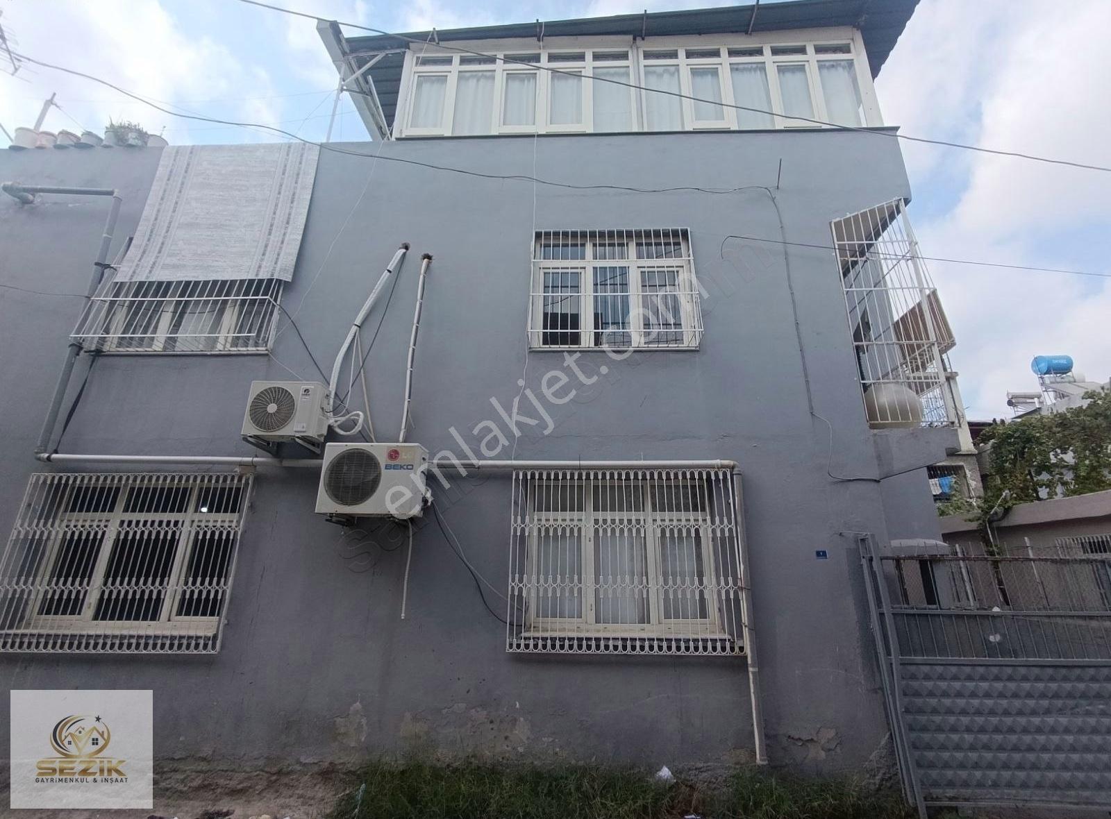 Şakirpaşa Onur Mahallesinde 3 Katlı Satılık Müstakil Ev 3+1 Şekl