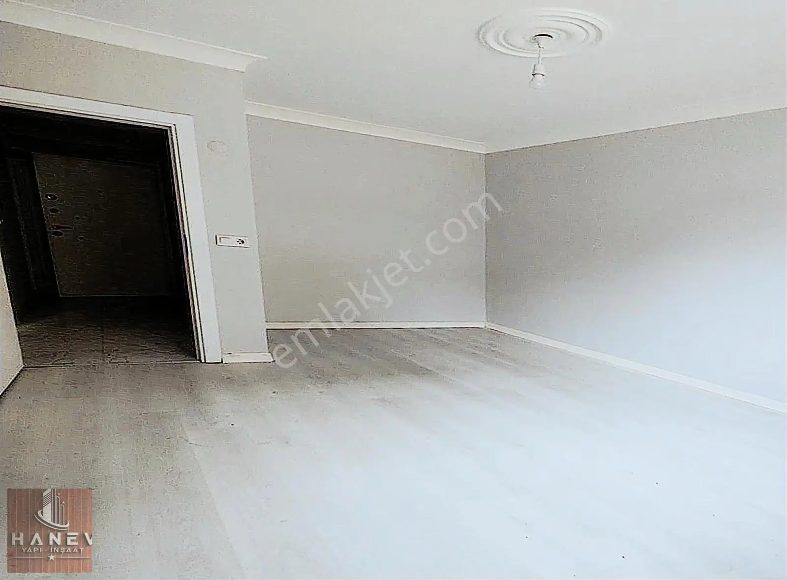 Göçmen Mahallesinde Satılık İskanlı Sıfır Daire Caddeye Yakın