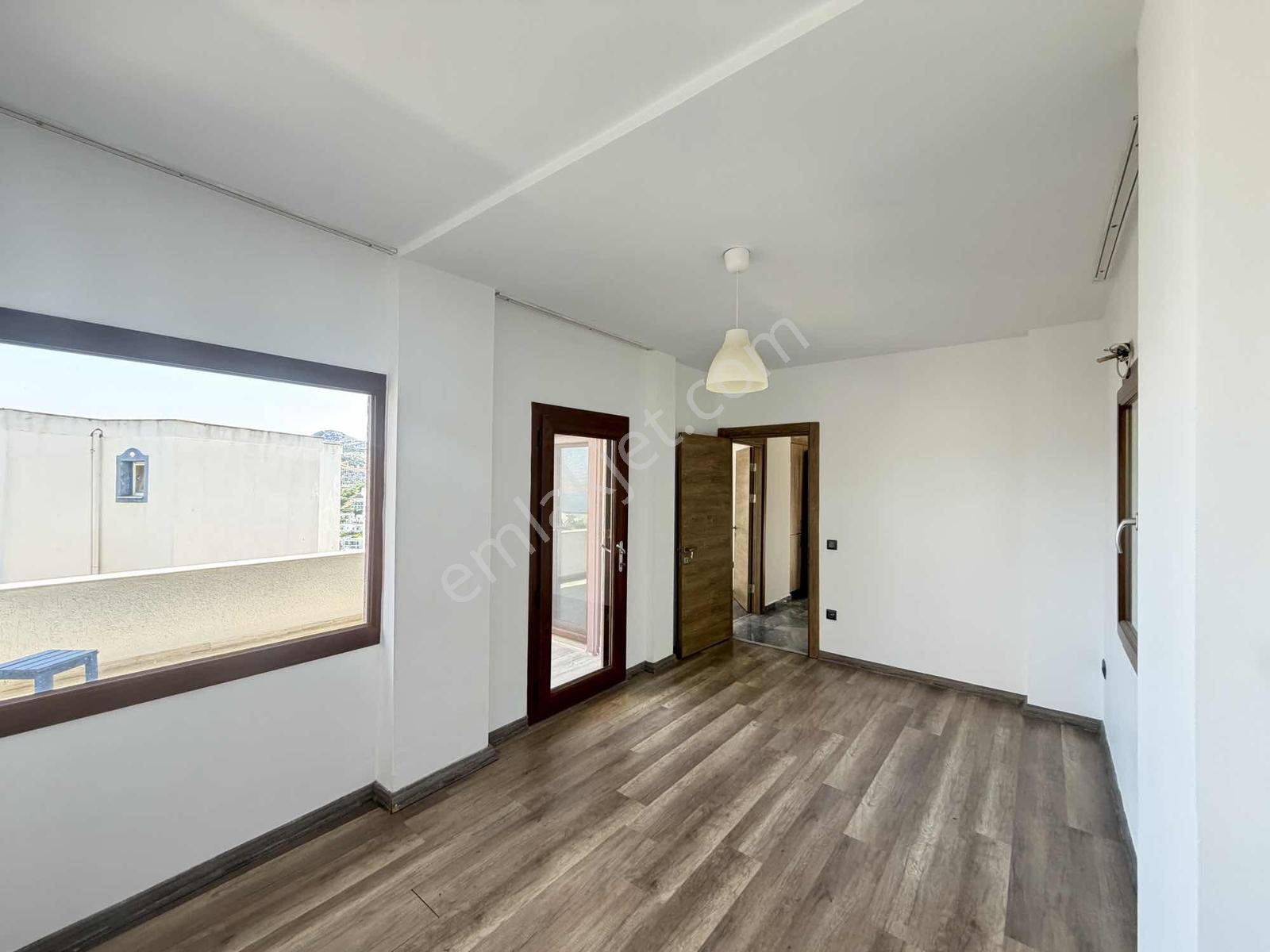Satılık 3 Katlı Müstakil Deniz Manzaralı 4+1 Villa - Görsel 10