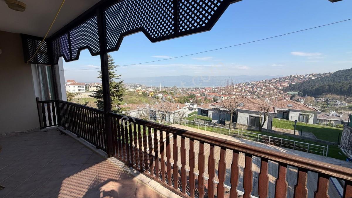 Sapanca Ünlücede Göl Manzaralı Kiralık Tripleks Lüks Villa - Görsel 12