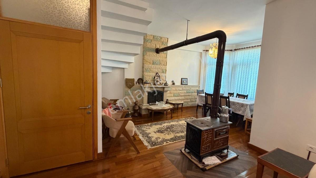 Sapanca Ünlücede Göl Manzaralı Kiralık Tripleks Lüks Villa - Görsel 17