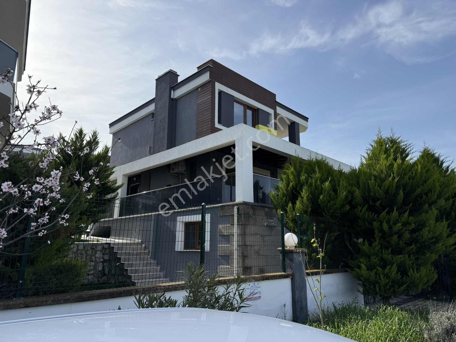 Kuşadası Davutlar Havuzlu Sitede Deniz Manzaralı 4+2 Villa