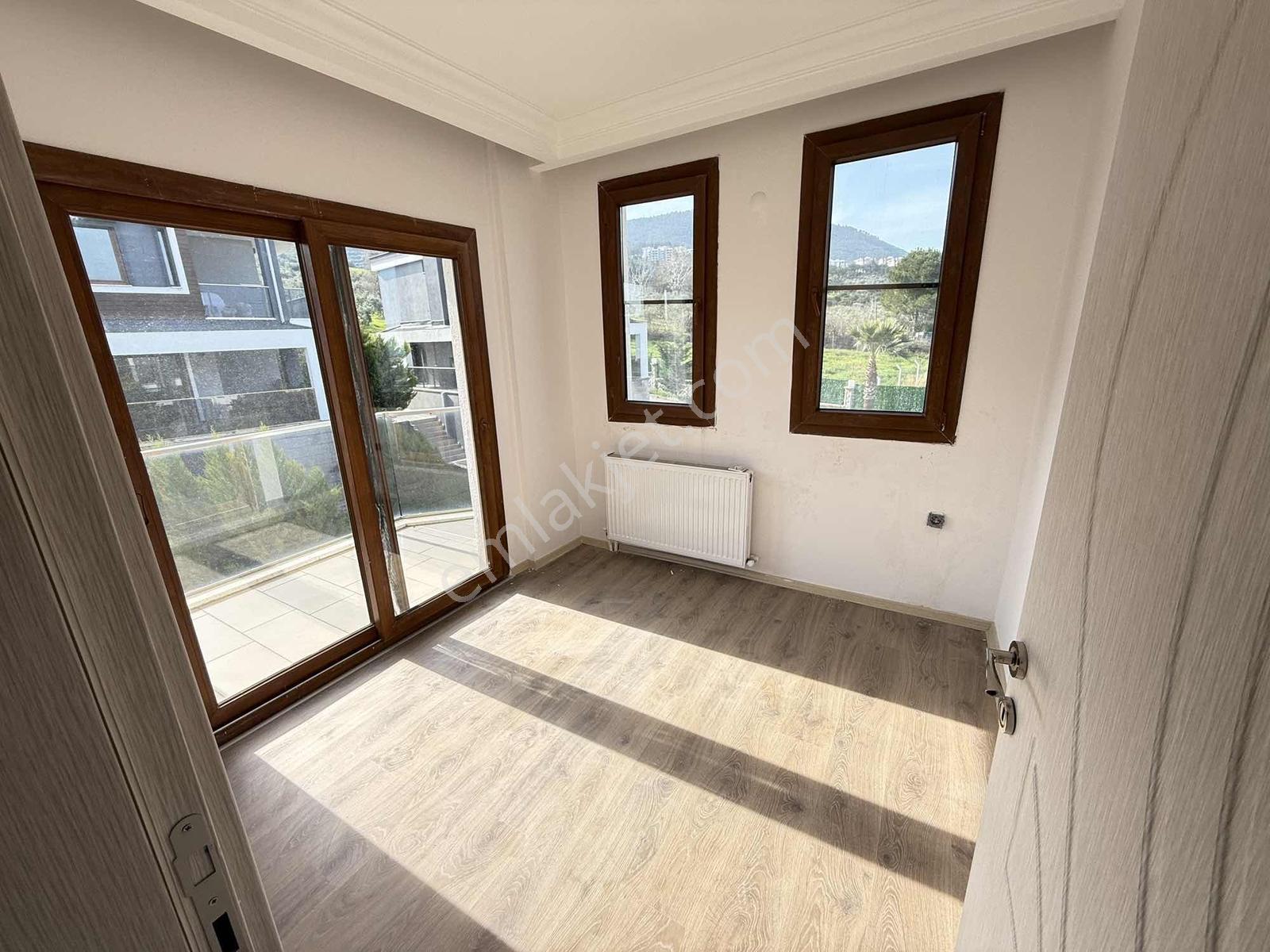 Kuşadası Davutlar Havuzlu Sitede Deniz Manzaralı 4+2 Villa - Görsel 15