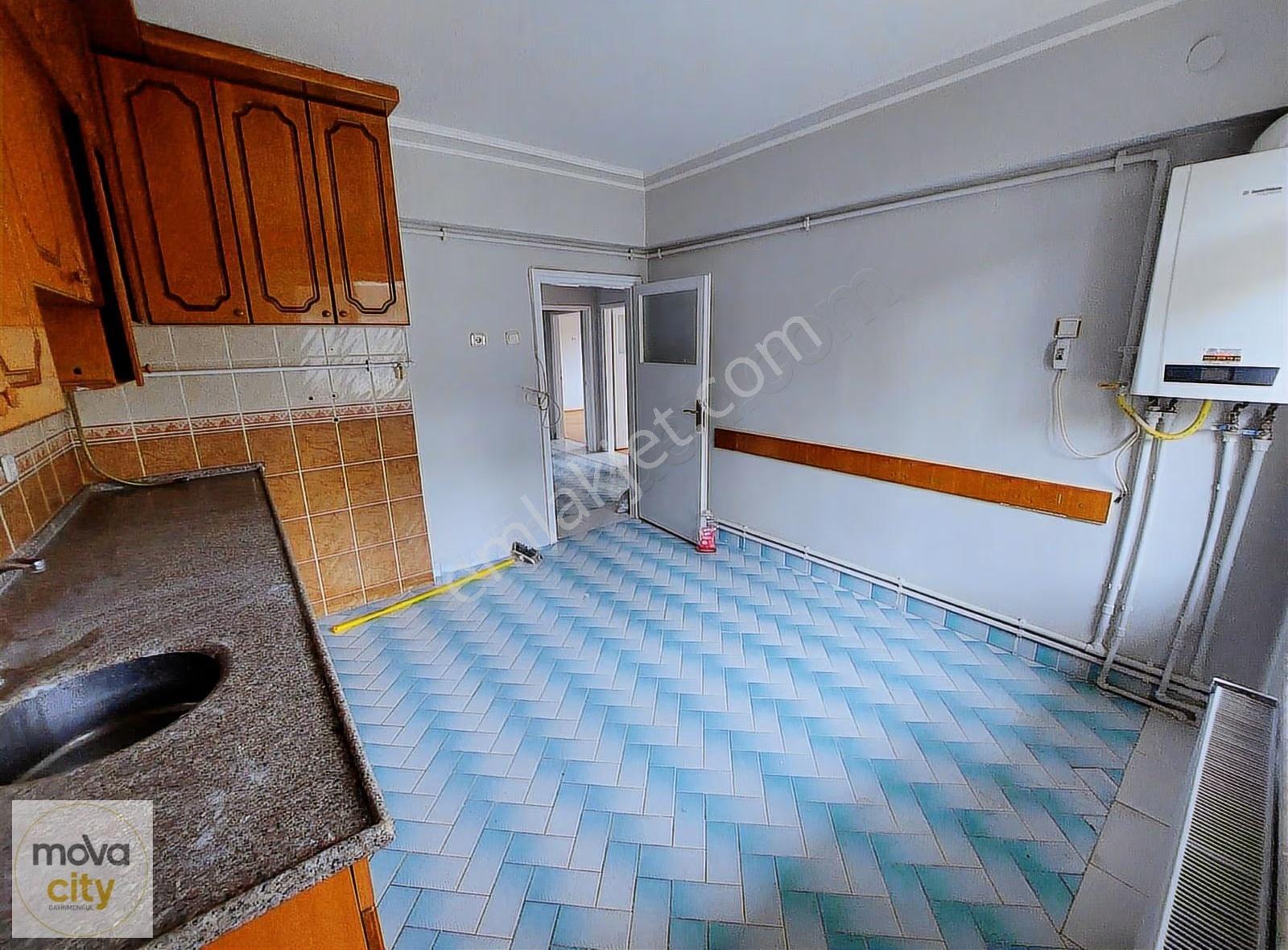 Varinli Caddesi'nde Cadde Üzeri Satılık 2+1 Daire - Görsel 3