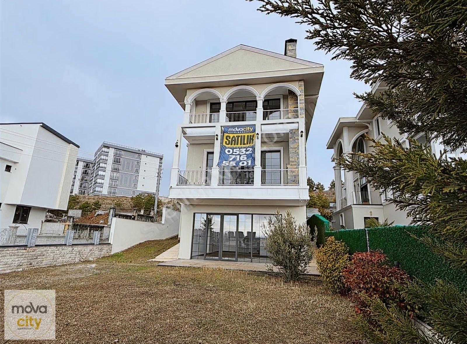 Binevlerin Zirvesinde Şehir Manzaralı Tripleks Satılık Villa