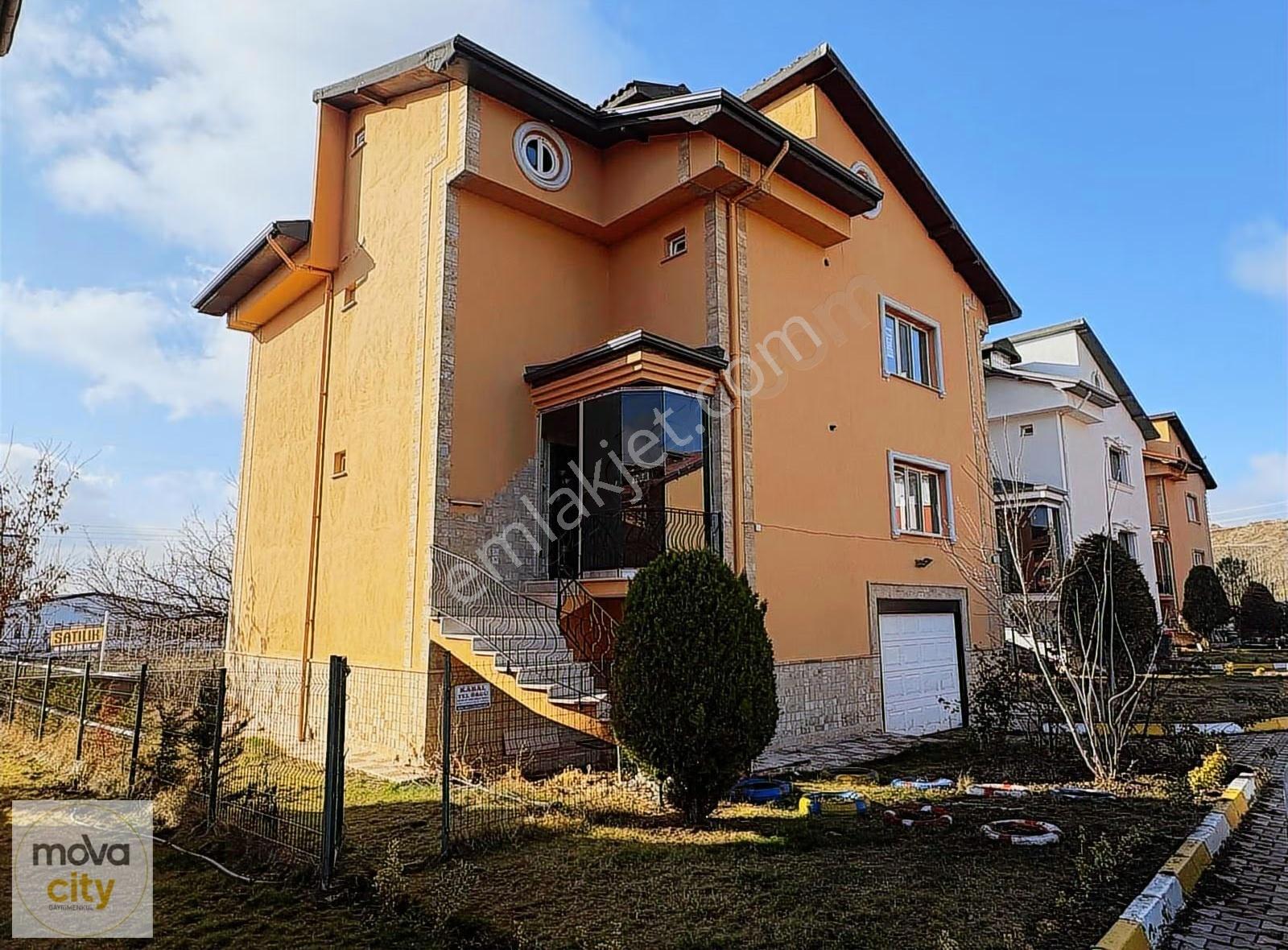 Silmkent Akasya Sitesinde 4 Katlı Toplam 400 M2 Satılık Villa