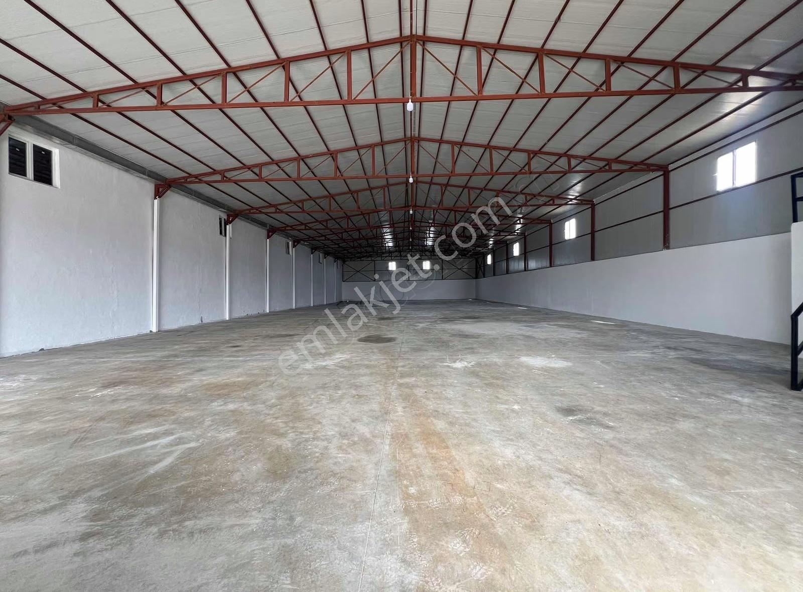 Altınova Menderes Mahallesinde Kiralık 1000m2 Depo - Görsel 4