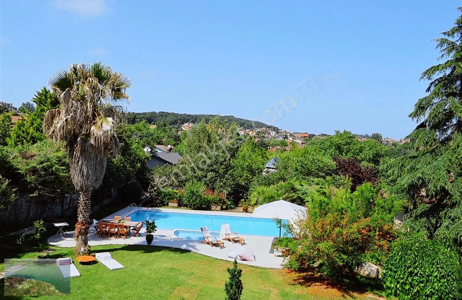 Zekeriyaköy'de 600 M2 Müstakil Villa, 1200 M2 Arsa İçinde...