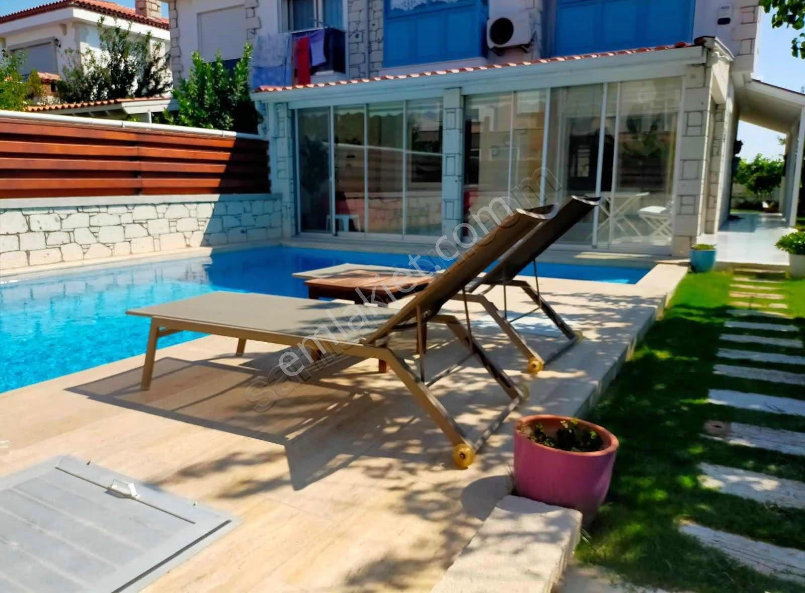 Alya Gayrimenkul Alaçatıda Havuzlu Yıllık Kiralık Villa