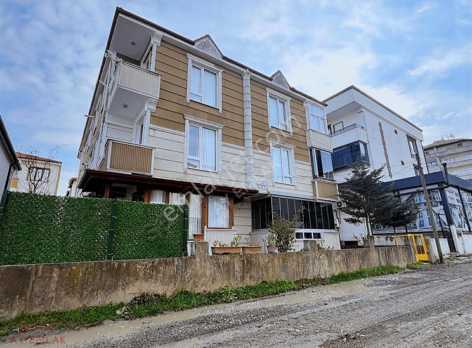 Ay Emlaktan Çarşı Merkezde Bahçe Kullanımlı Ön Cephe 2+1 Daire.