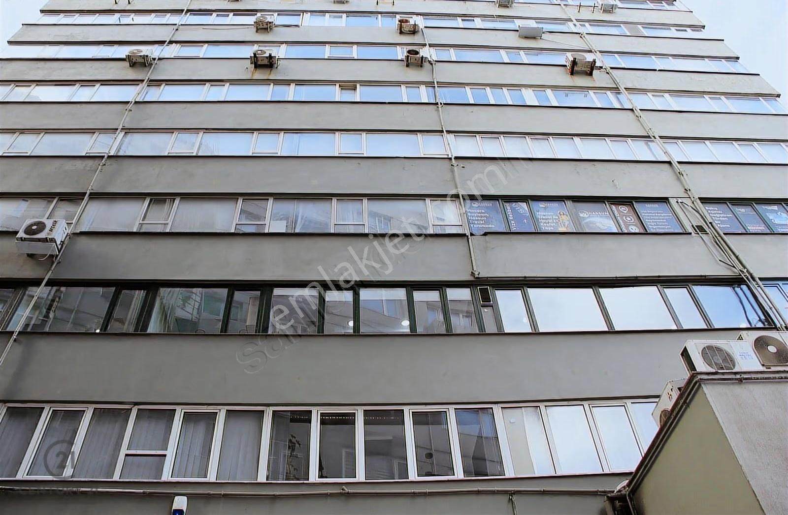 Prestijli İş Merkezi'nde Satılık & Kiralık Otoparklı Fırsat Ofis