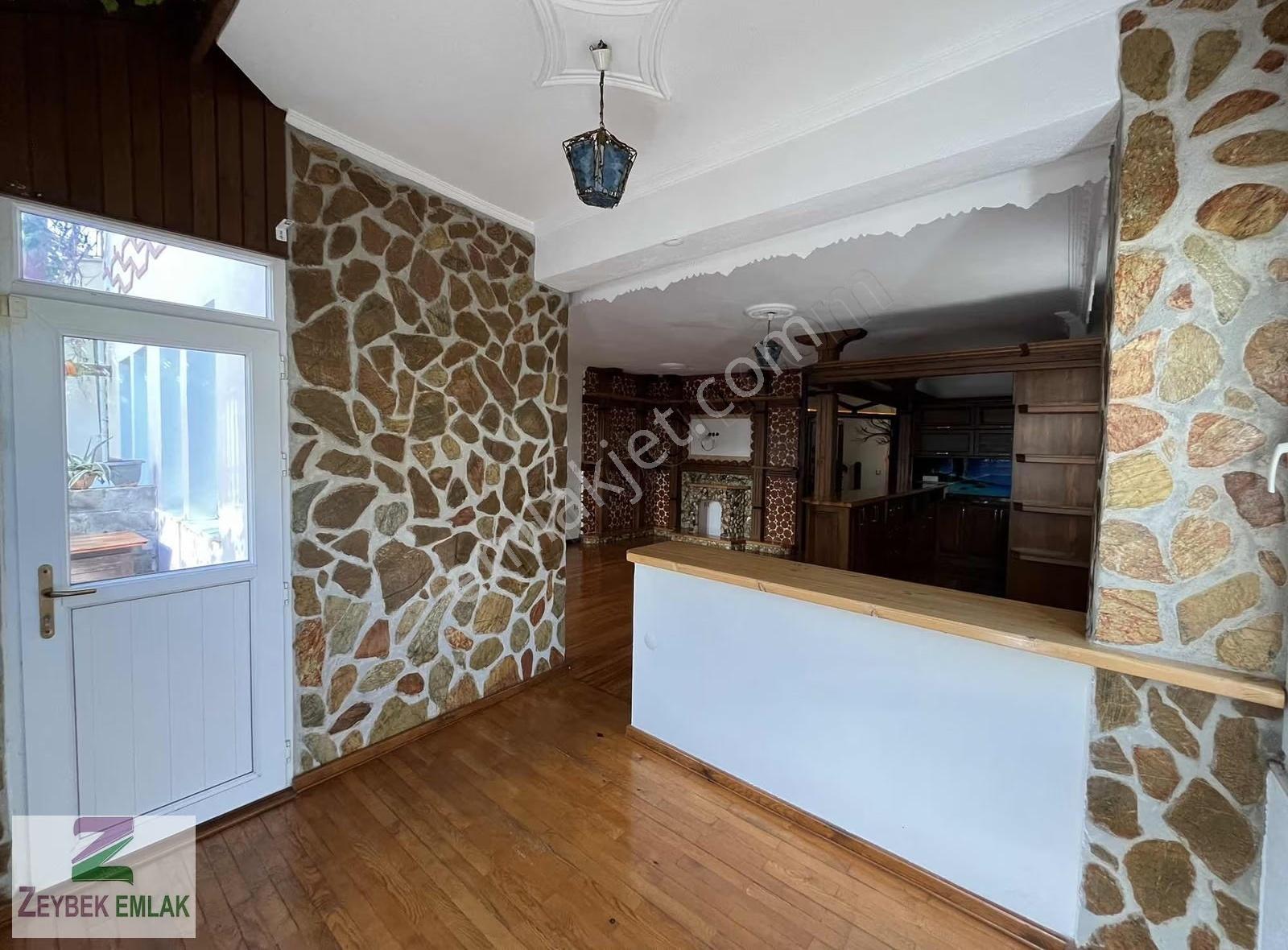Cami Mahallesinde Uzun Dönem Kiralık 4+1 Villa - Görsel 4