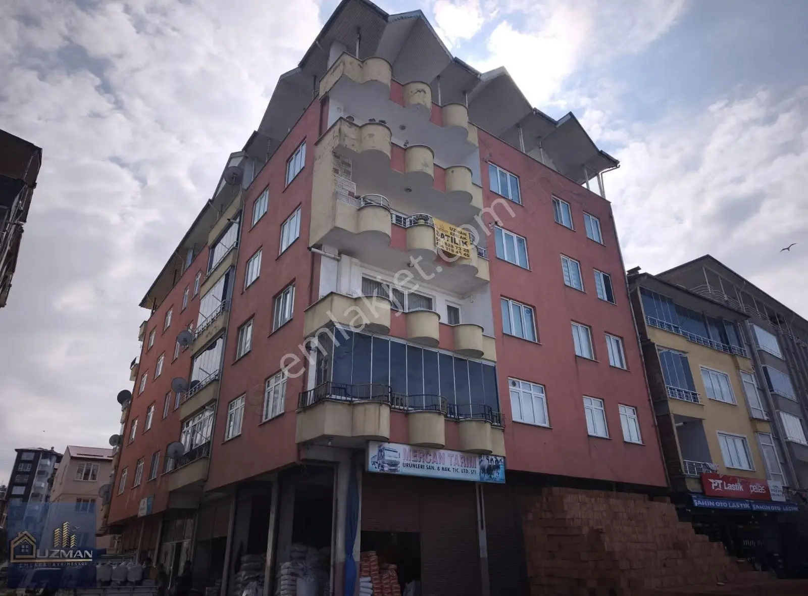 Sahilde 3+1 Deniz Manzaralı Satılık Daire (147m²)