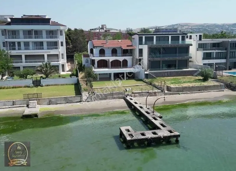 Büyükçekmece Celaliye'de Denize Sıfır Satılık Yalı 'kaçırmayın''