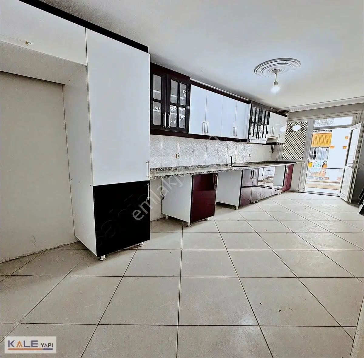 Bahçeşehire Komşu Geniş Metrekareli Çift Cephe 2+1 Daire