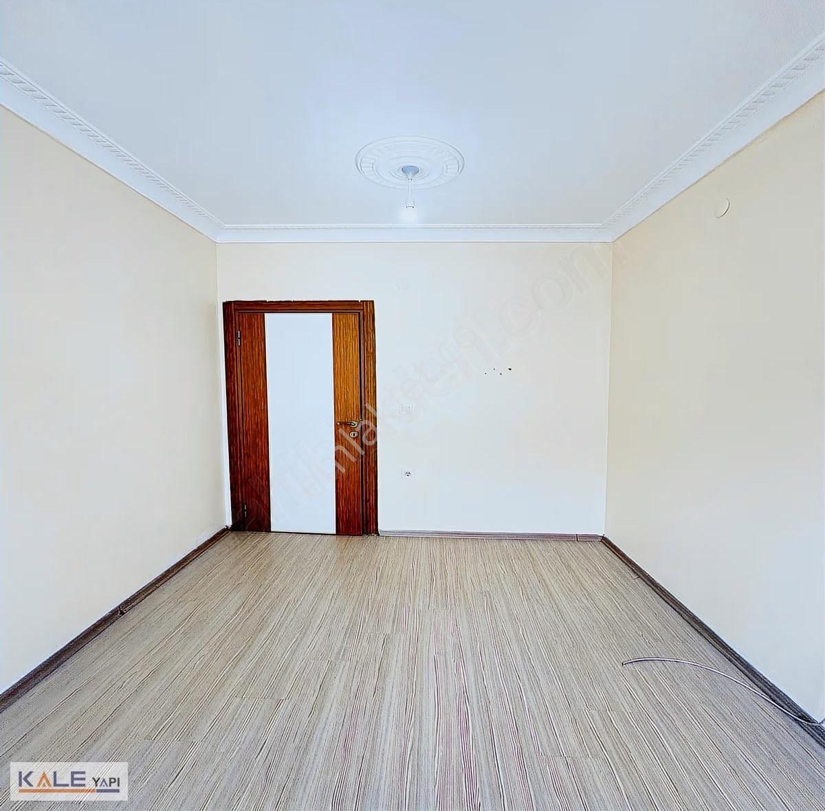 Bahçeşehir Lokasyonunda Modern Geniş 3+1 Fırsat Dairesi - Görsel 17