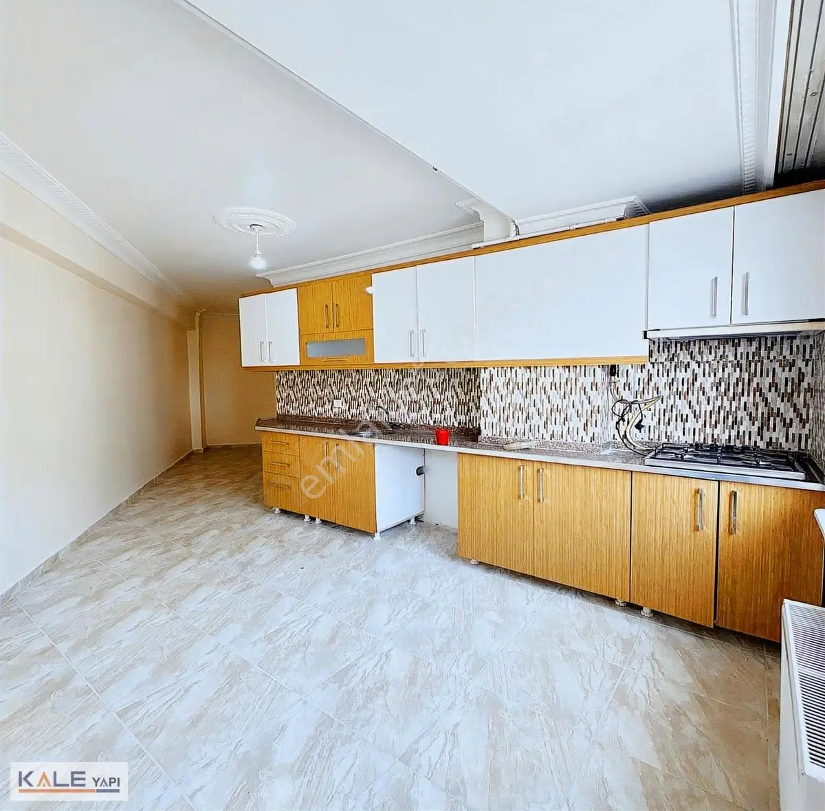 Bahçeşehir Lokasyonunda Modern Geniş 3+1 Fırsat Dairesi - Görsel 3
