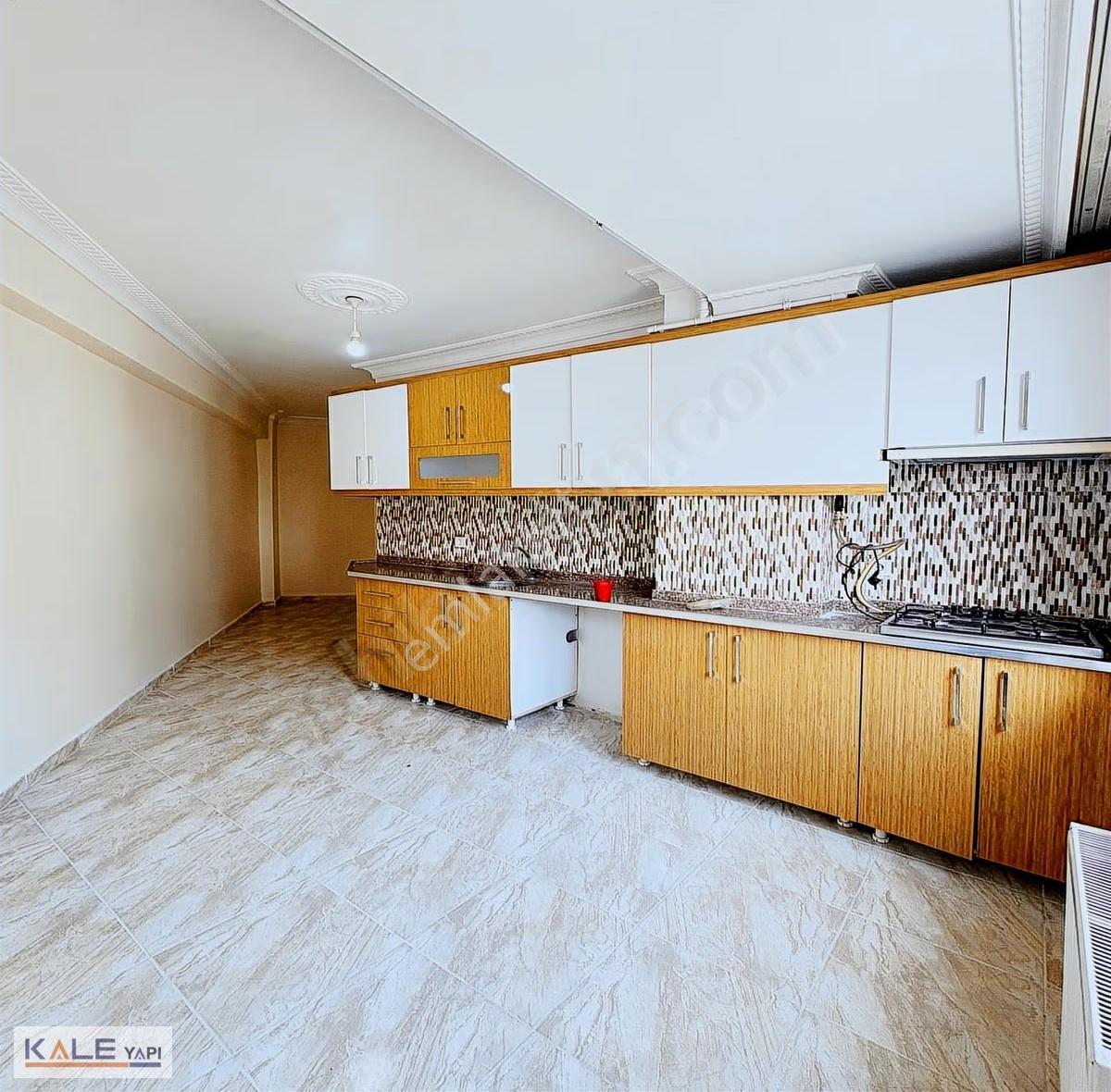 Bahçeşehir Lokasyonunda Modern Geniş 3+1 Fırsat Dairesi - Görsel 2