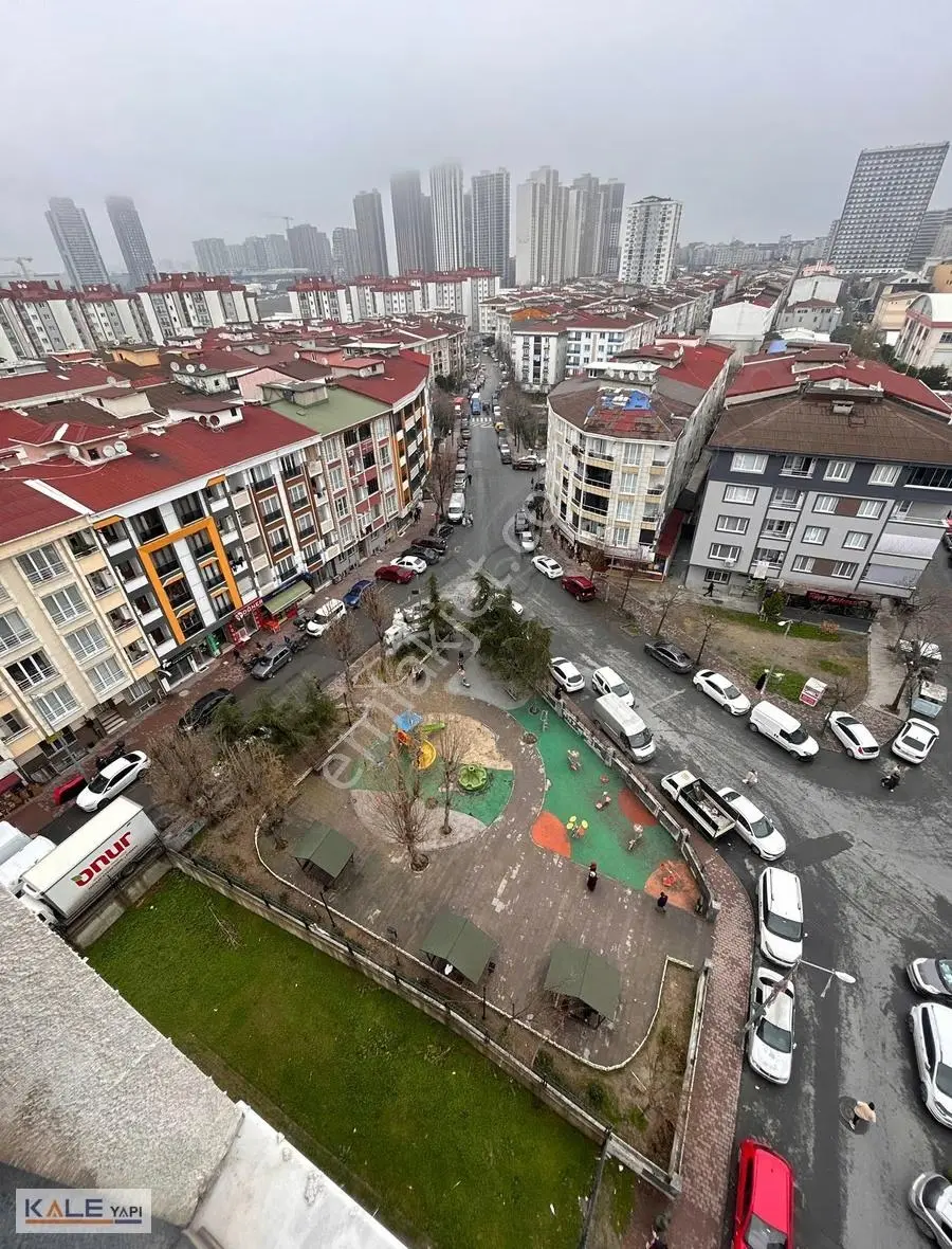 Bahçeşehir Lokasyonunda Aile Sitesinde Geniş Ve Ferah Daire - Görsel 2
