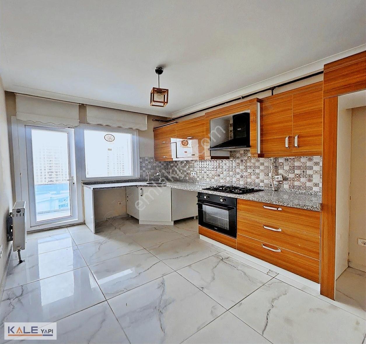 Bahçeşehir Lokasyonunda Aile Sitesinde Geniş Ve Ferah Daire - Görsel 3