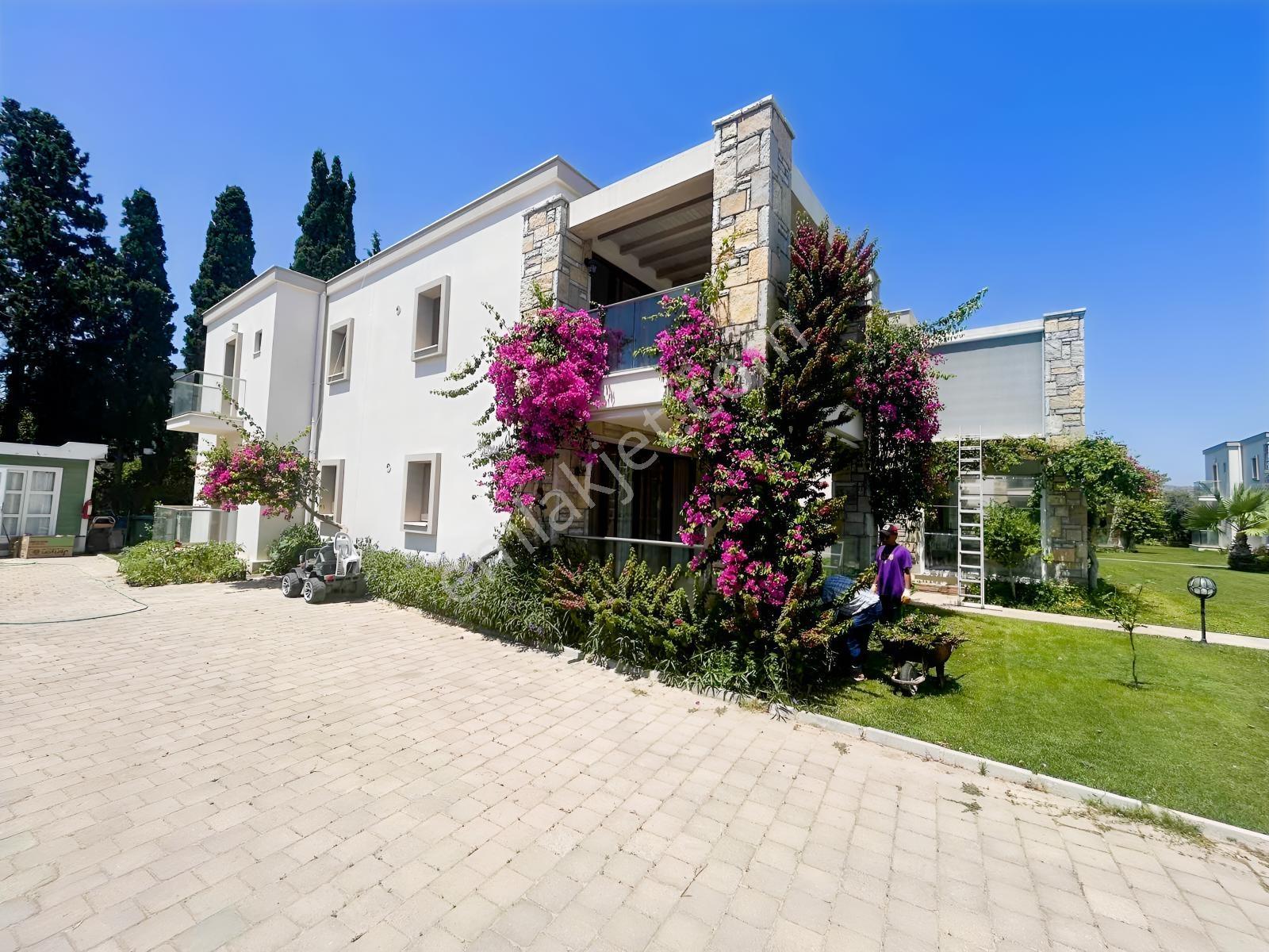 Yahşi Sahiilde Havuzlu Site İçerisinde 3+1 Kiralık Üst Kat Daire