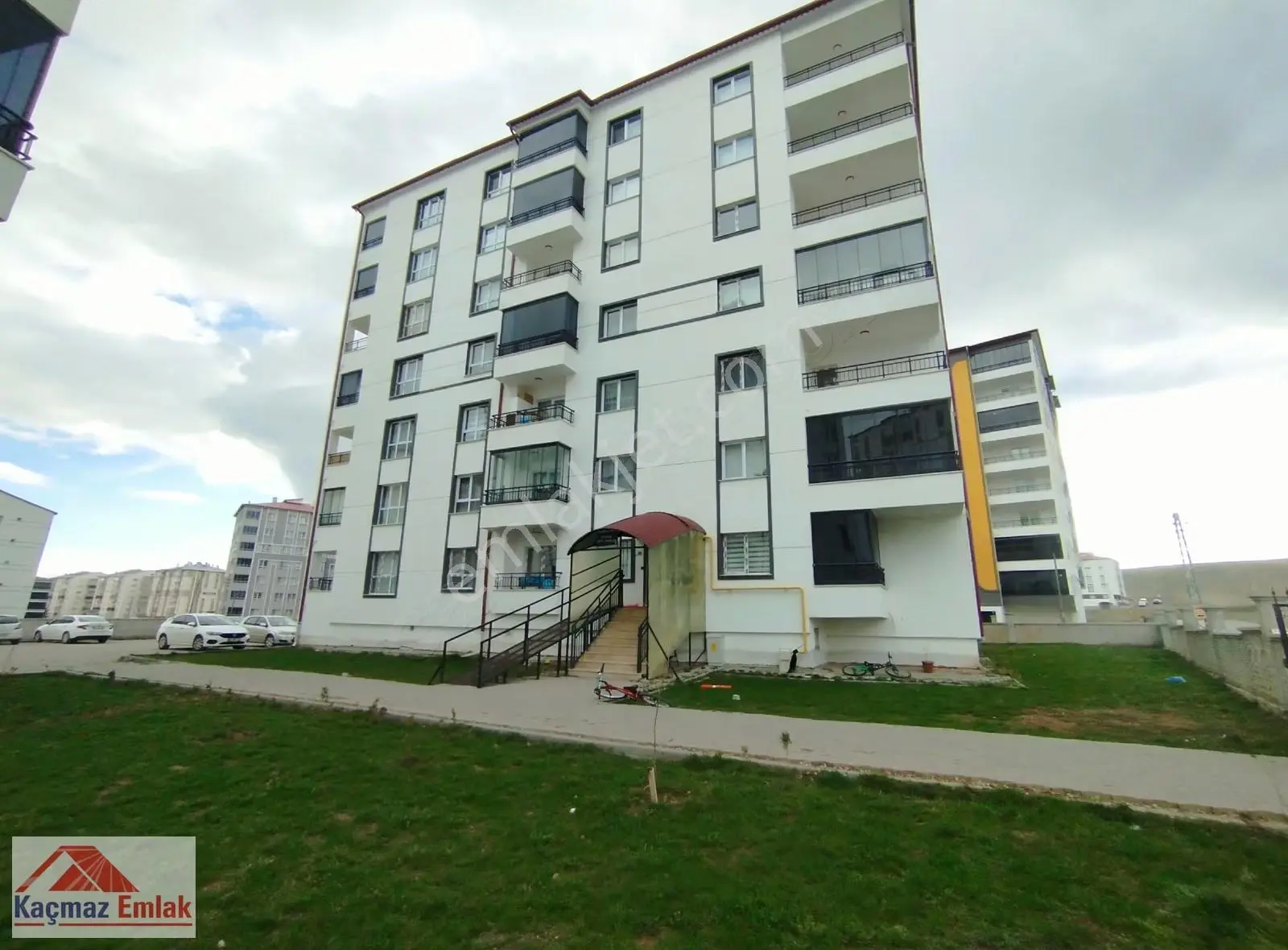 Kaçmaz Emlak Sivas Diriliş Tuzlugöl Satılık 3+1 Pazarın Yanı