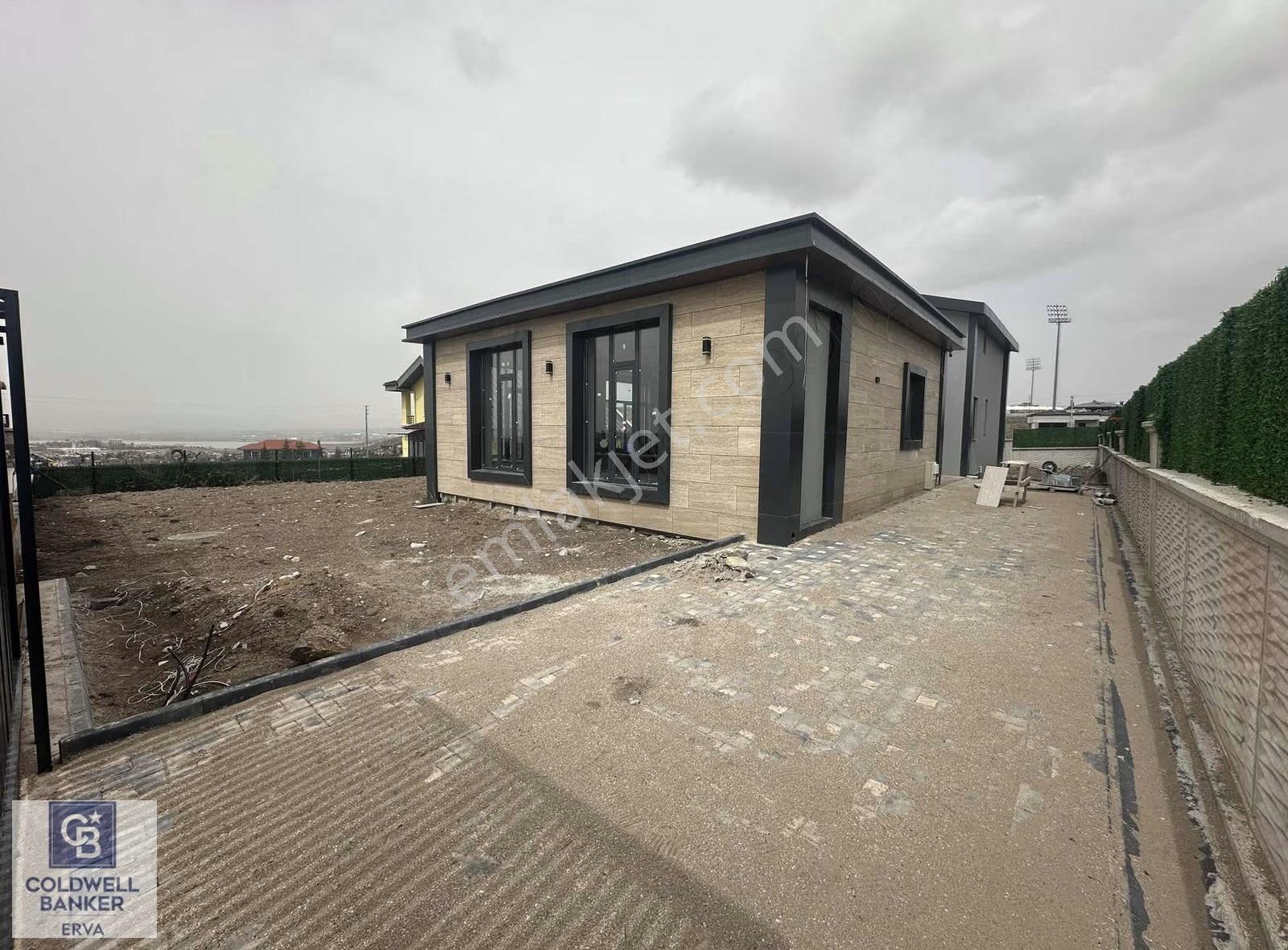 Gölbaşı Bahçelievlerde Göl Manzaralı 5+1 Full Yapılı Sıfır Villa