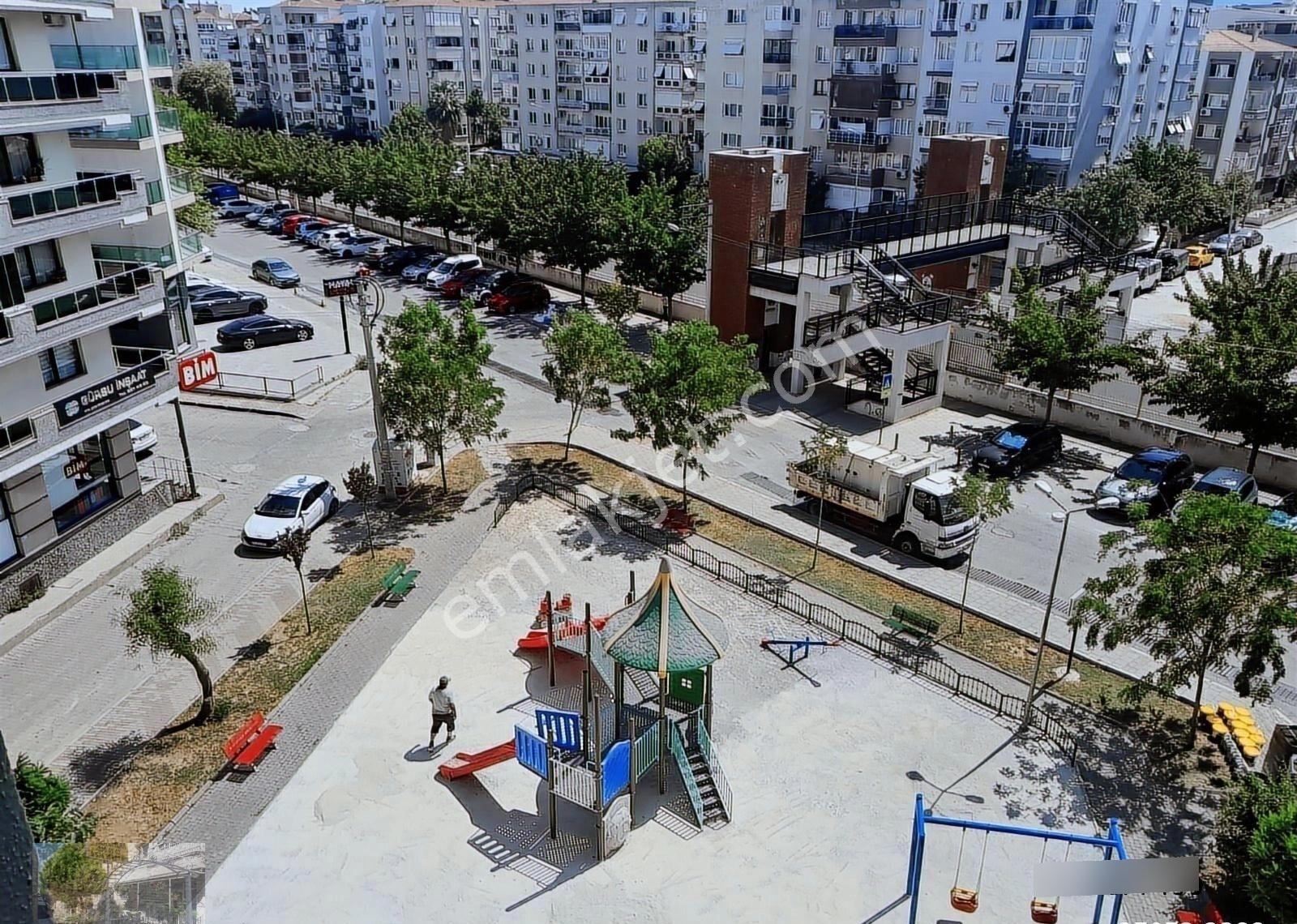 Bostanlı Cepheli Önü Açık Otoparklı