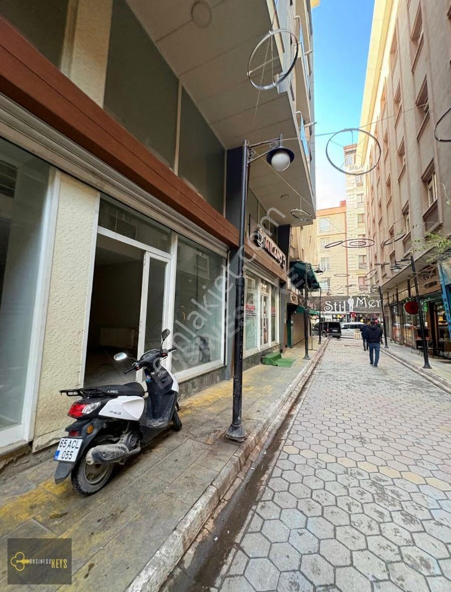 Van Çarşı Merkezde 3 Katlı 200m² Fırsat Mağazası