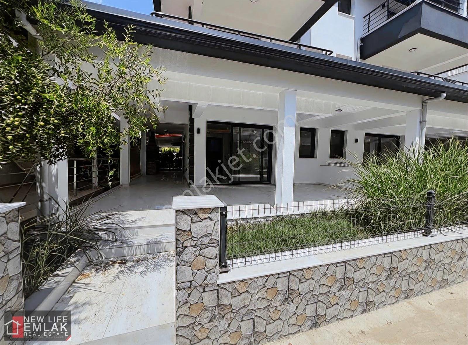 Kuşadası Denize 300m Siteye Özel Plajı Olan 4+1 Satılık Yazlık