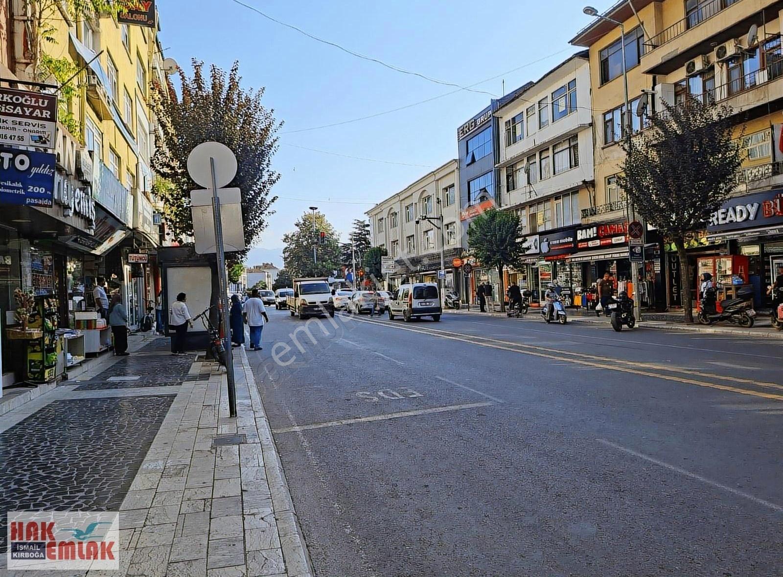 Hak Emlaktan Burhaniye Mah.de Şehir Merkezinde Kiralık 3+1 Daire - Görsel 4