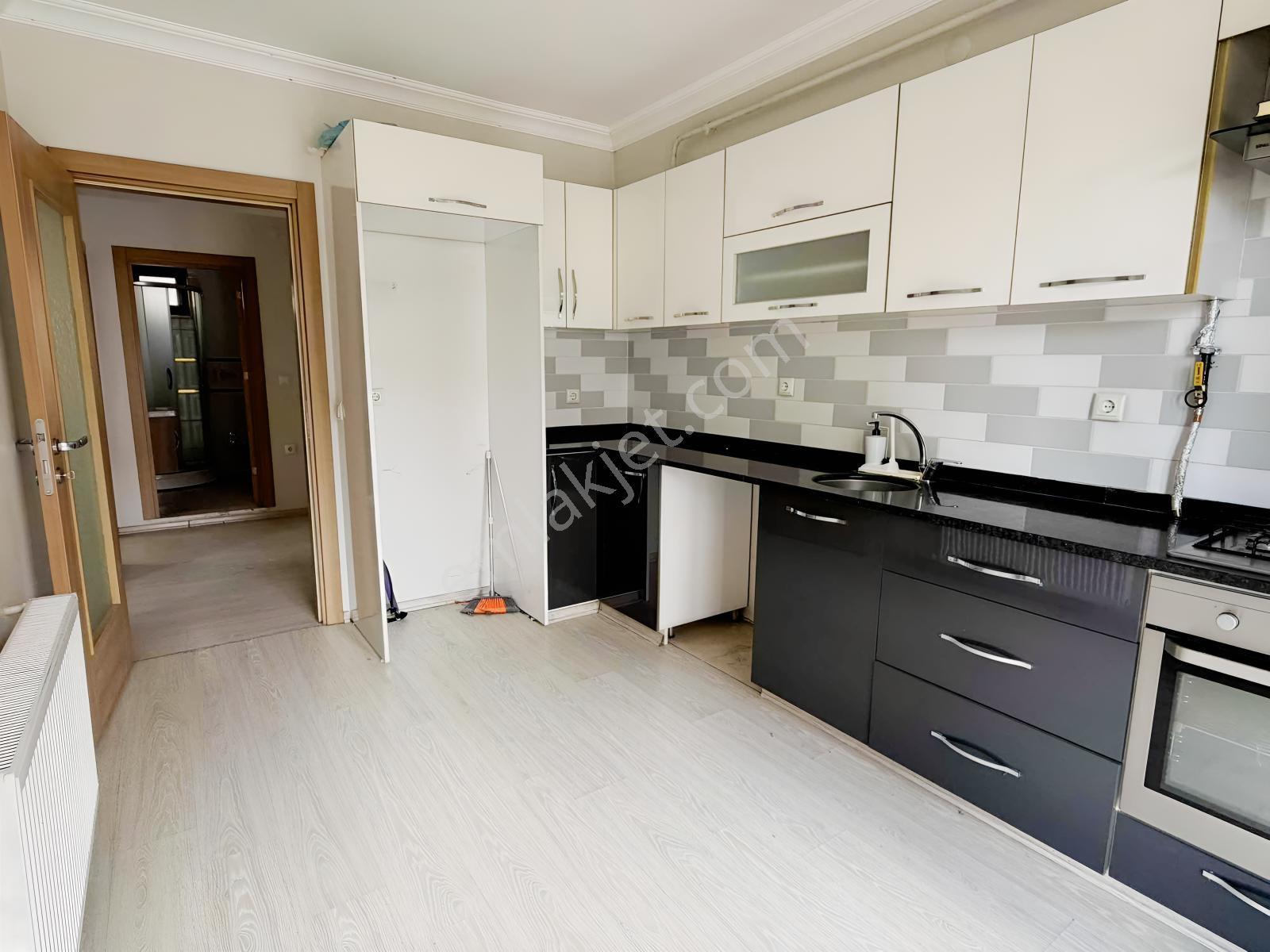 Erenler Kiralık 2+1 Daire Ebevyn Banyolu Kapalı Mutfak Remax Ay - Görsel 20