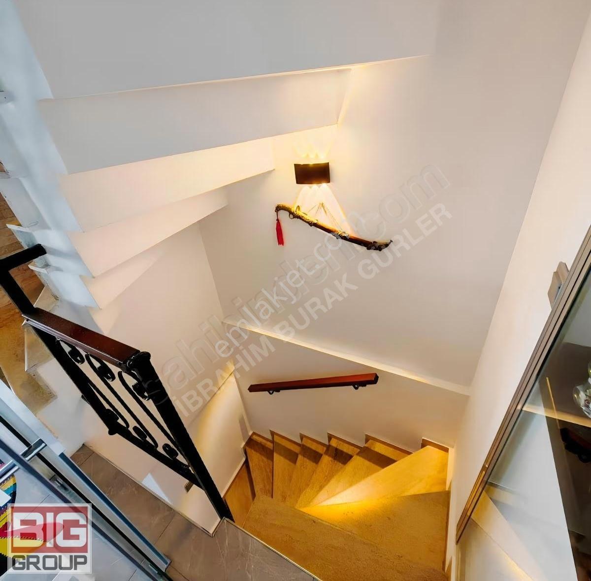 İkonik Kuşadası Manzaralı, Merkezde, 4+1, Yenilenmiş Temiz Villa - Görsel 14