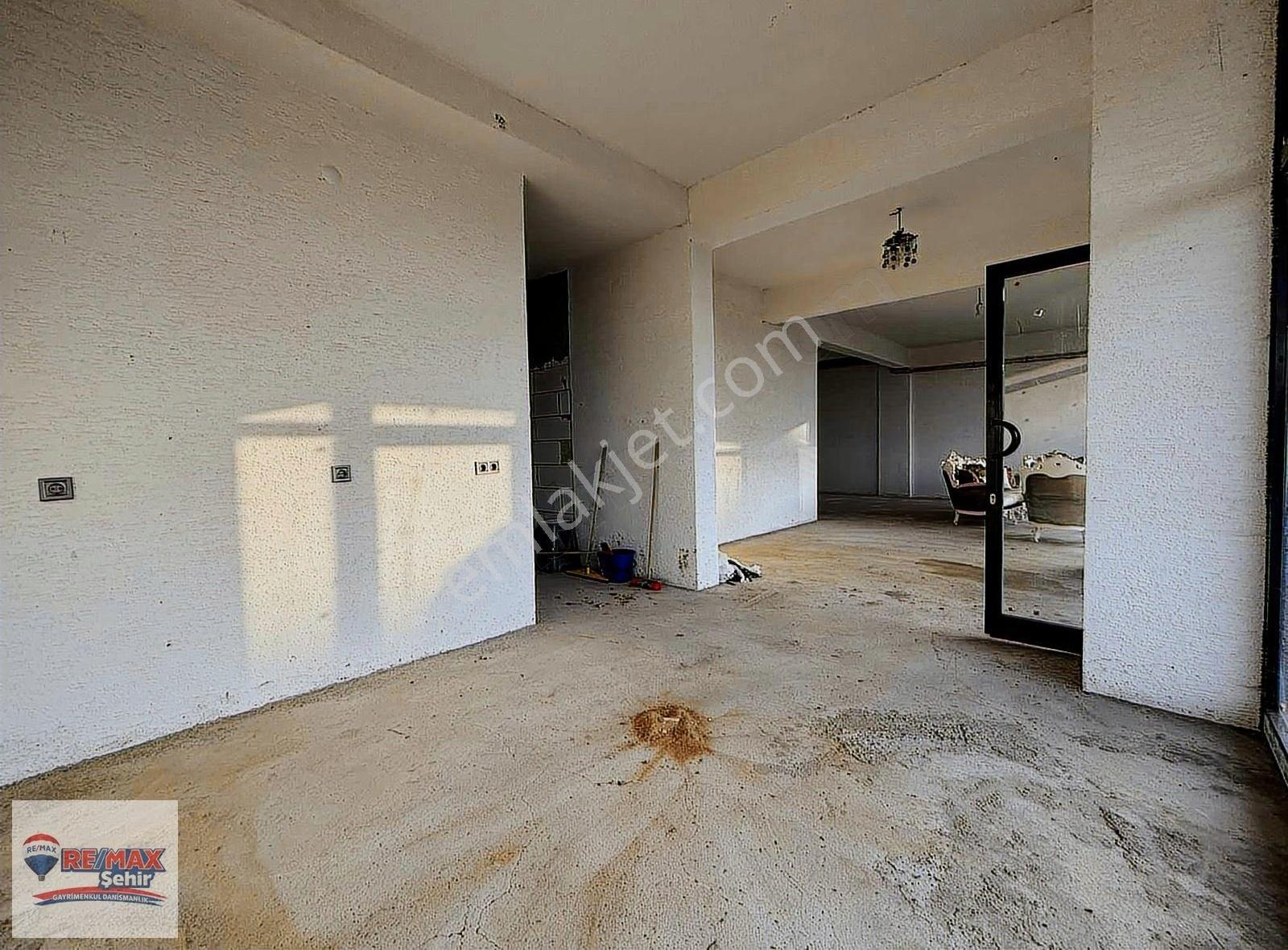 Remax Şehir Siteler Bölgesinde Deniz Manzaralı Satılık Dükkan - Görsel 4