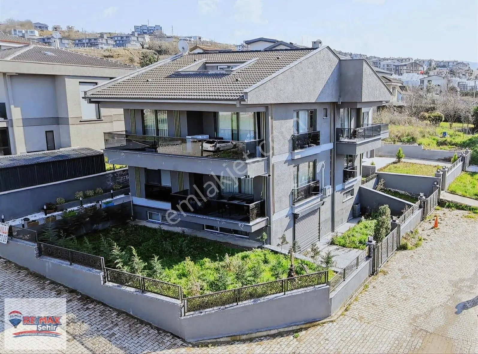 Remax Şehir Yalova Kadıköy Özden Mh. Satılık 8+2 Lüks Villa