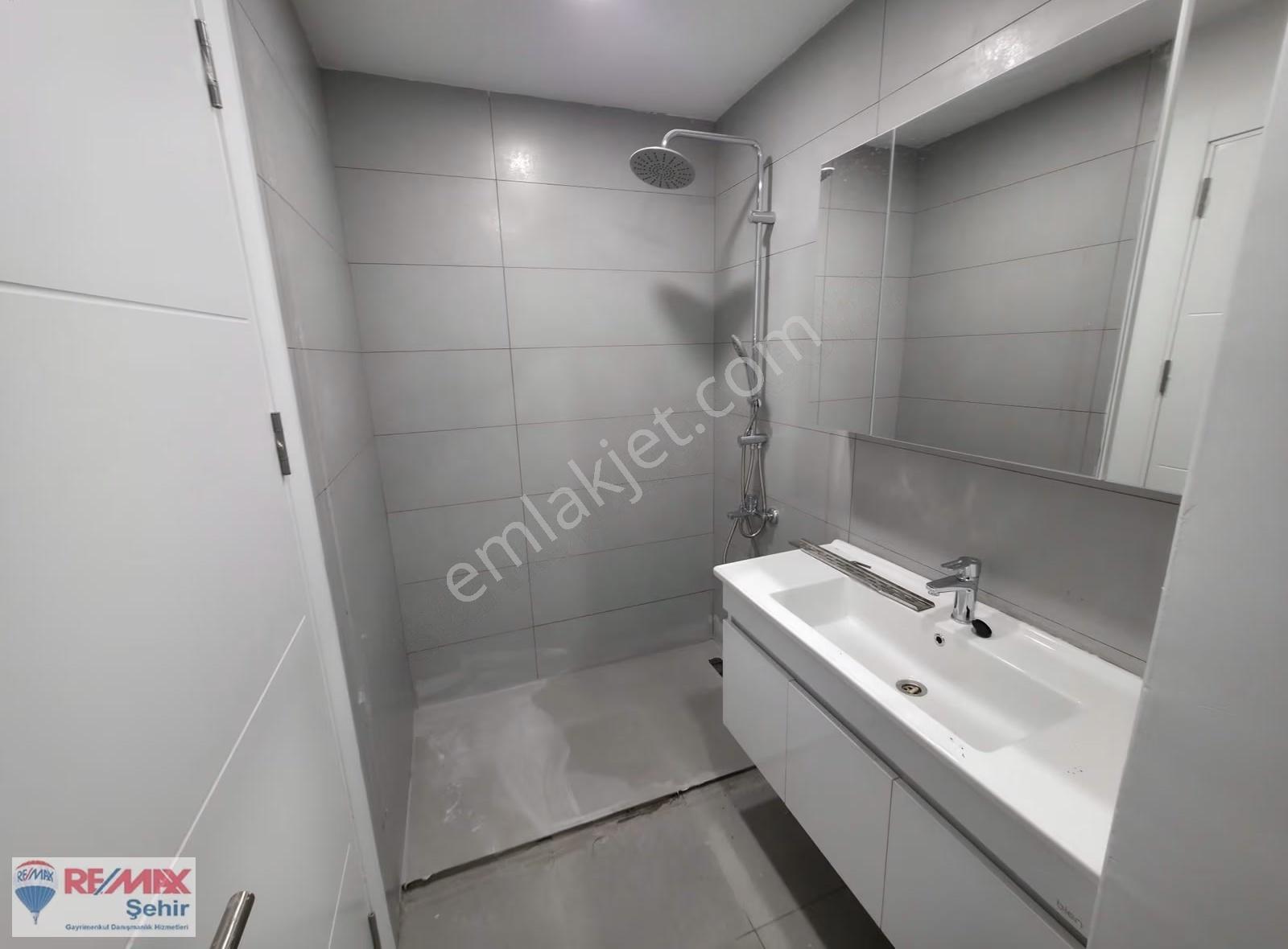 Remax Yalovadan Kadıköy Elegant Park Sitesinde 1+1 Arakat Daire - Görsel 5
