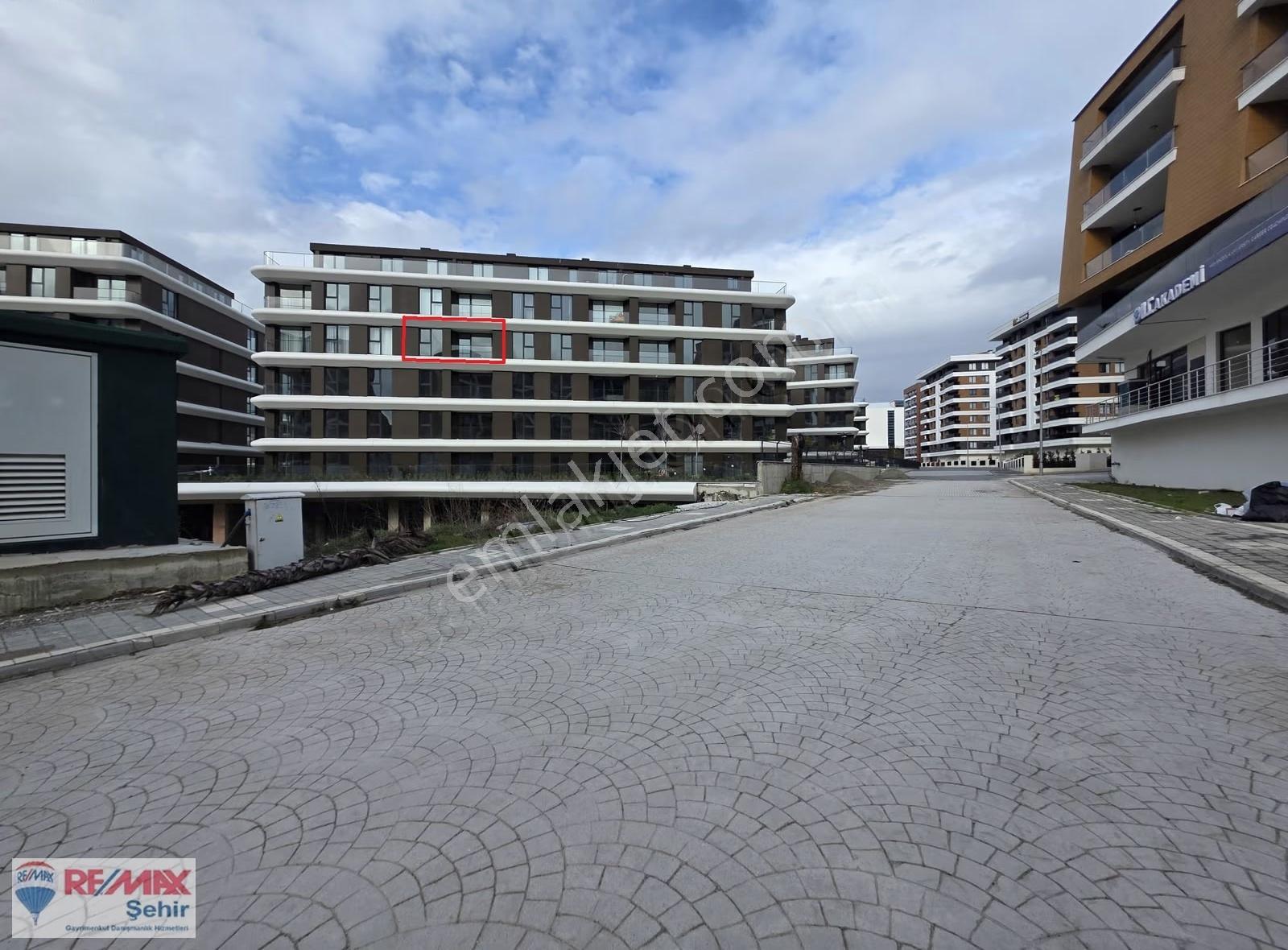 Remax Yalovadan Kadıköy Elegant Park Sitesinde 1+1 Arakat Daire - Görsel 9