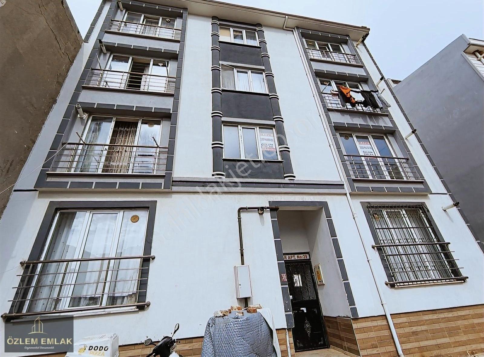 Özlem'denyatırımlık! Çınarlı Mahallesi 1+1 Ara Kat Satılık Daire