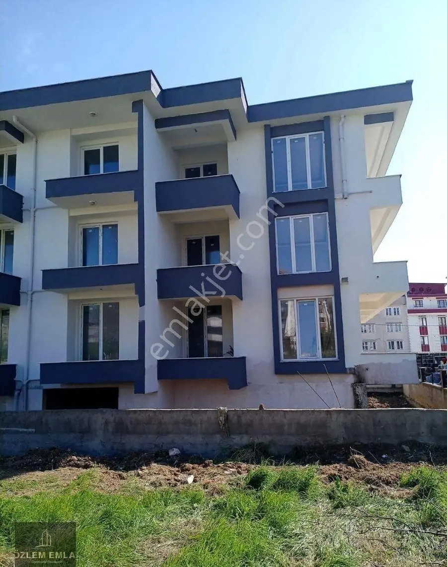 Özlem'den İhsaniye Mahallesi Mükemmel Konumlu Satılık 3+1 Daireler