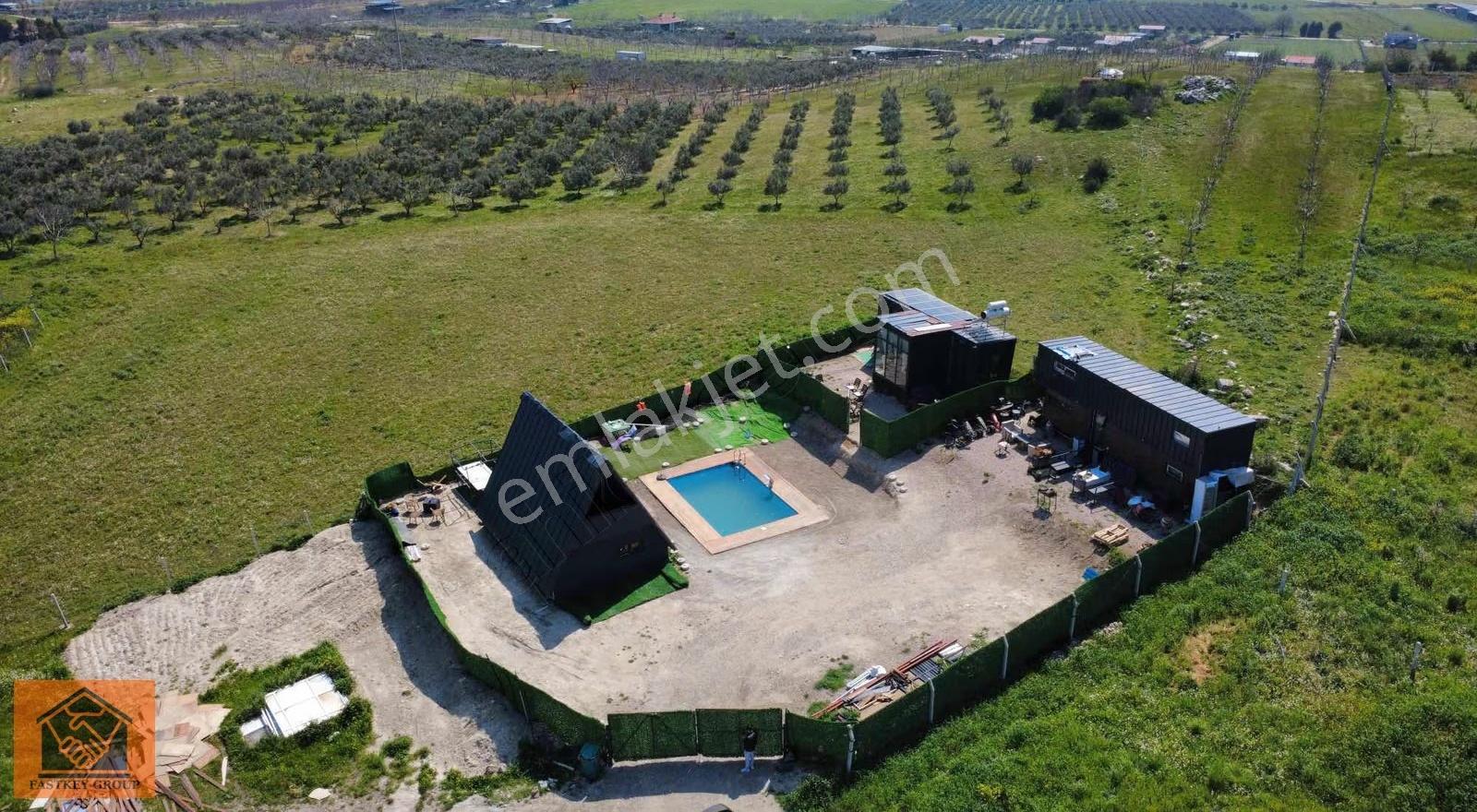 Oğlananası'nda Satılık Havuzlu Bungalov Eşyalı 994 M2 Arsası