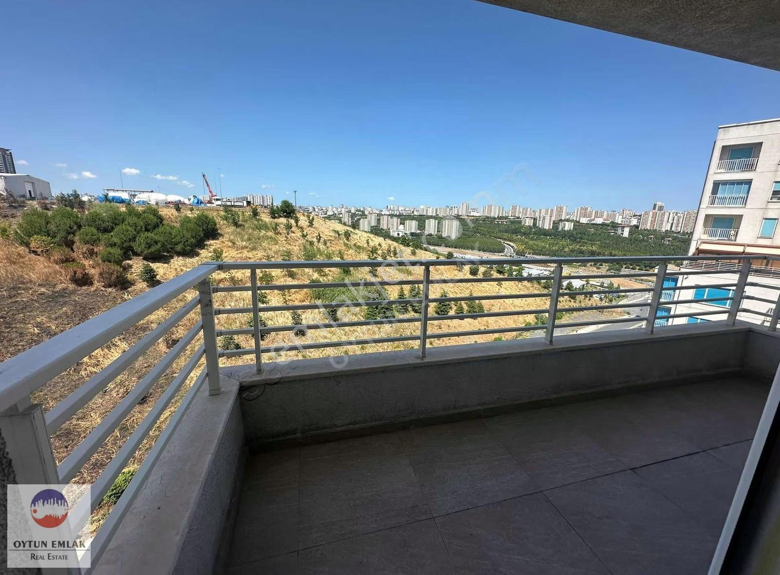 Ege Yakası Karşıyaka Rezidans Kiralık Balkonlu 1+1boş Daire 65m²