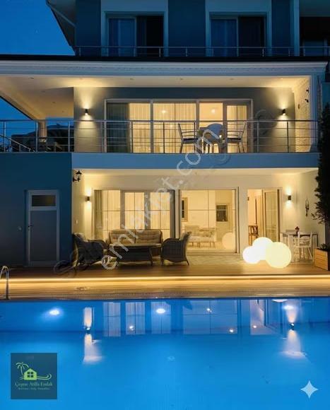 Çeşme Boyalığa Çok Yakın Yamaç'da Deniz Manzaralı Villa