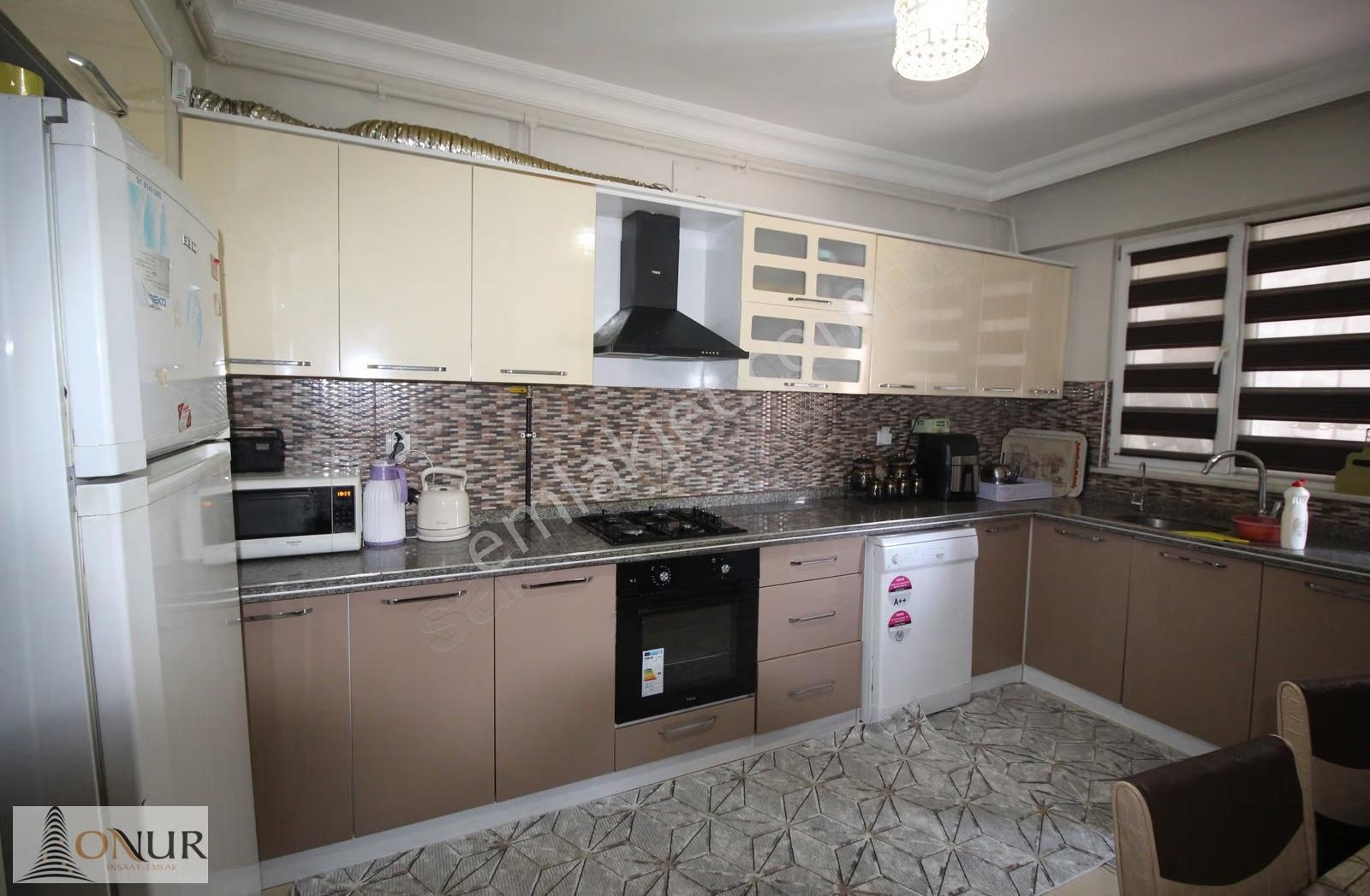 Onur Emlak Ulubatlı Hasan Mah. Ara Kat 3+1 Satılık Geniş Daire
