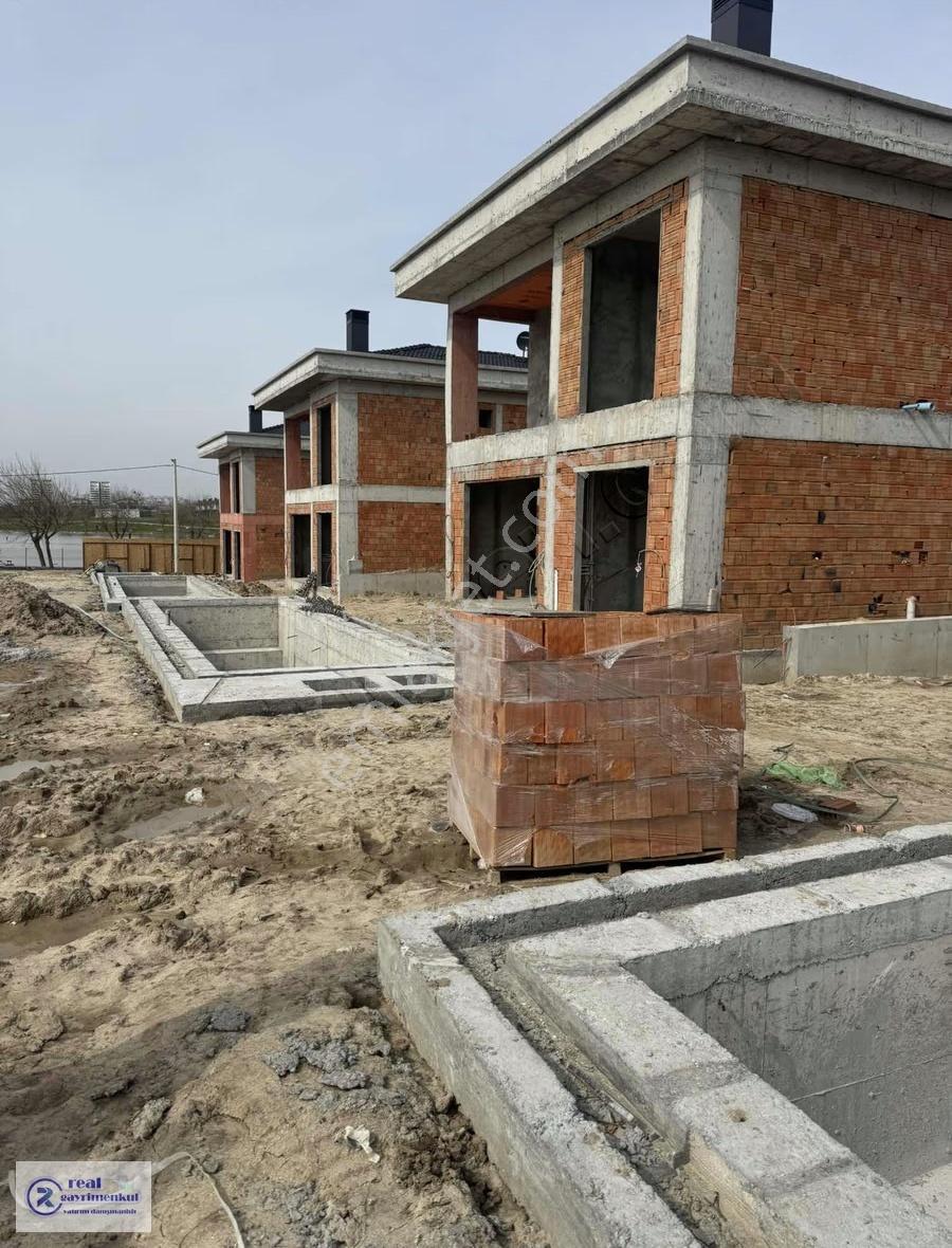 Önerler Mahallesinde Göl Manzaralı 4+1 Villa - Görsel 3