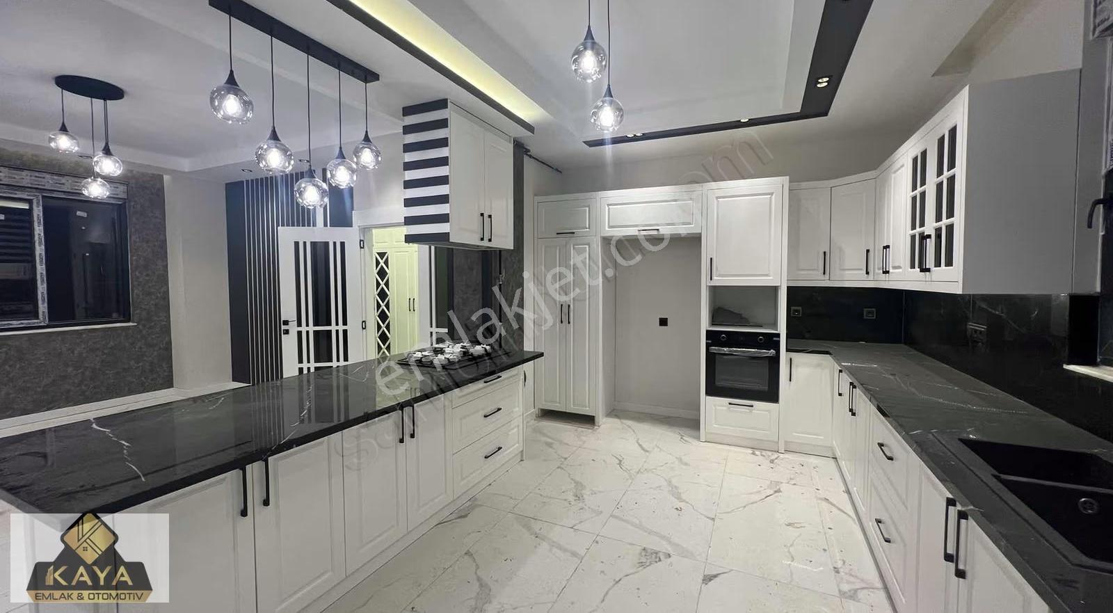 Döşemealtı Merkezde Lüks Giyinme Odalı Geniş 4+1 Villa