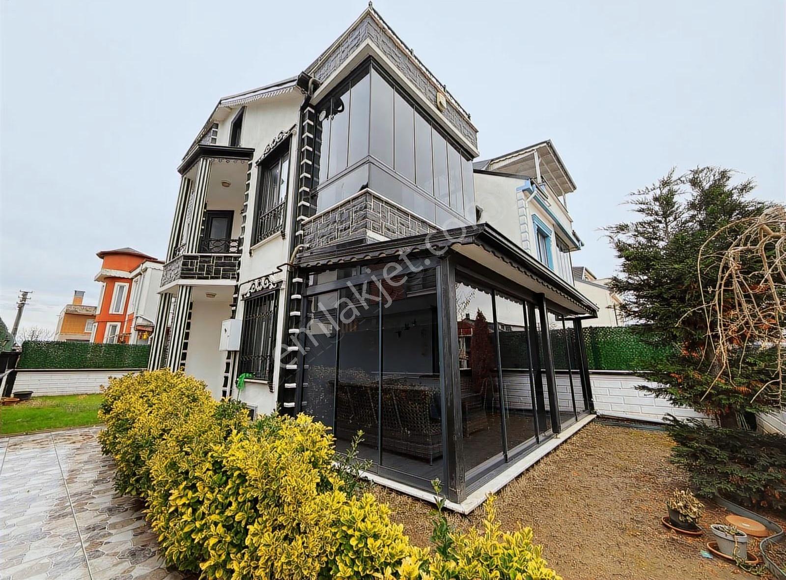 Yalı Mah.'de Deniz Manzaralı Teraslı Ve Verandalı Mütakil Villa