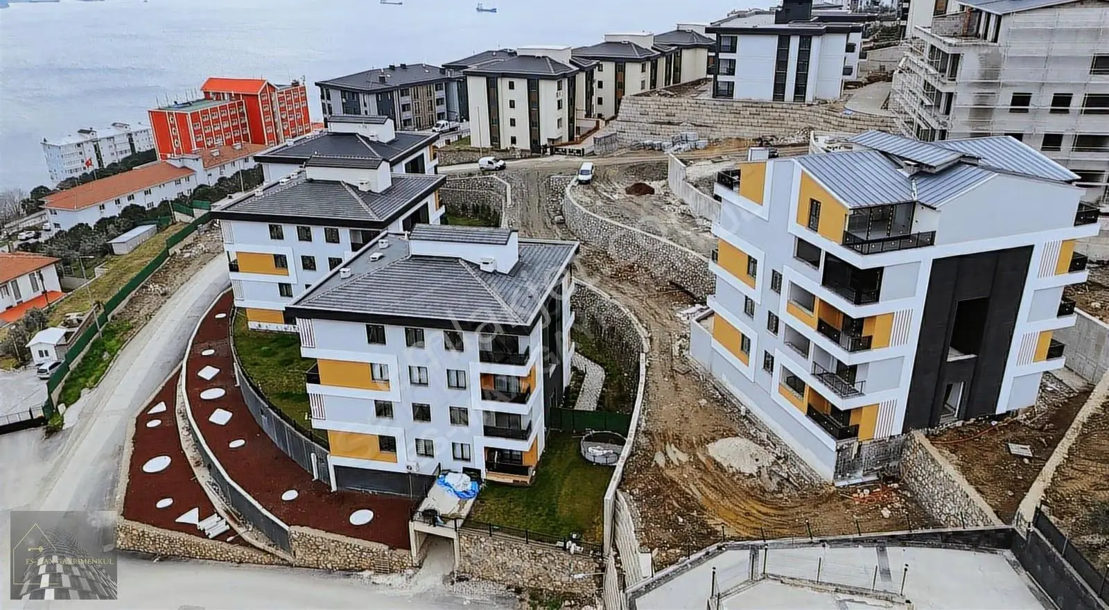 Gemlik Manastır'da Havuzlu Sitede Satılık Bahçe Katı (3+1)