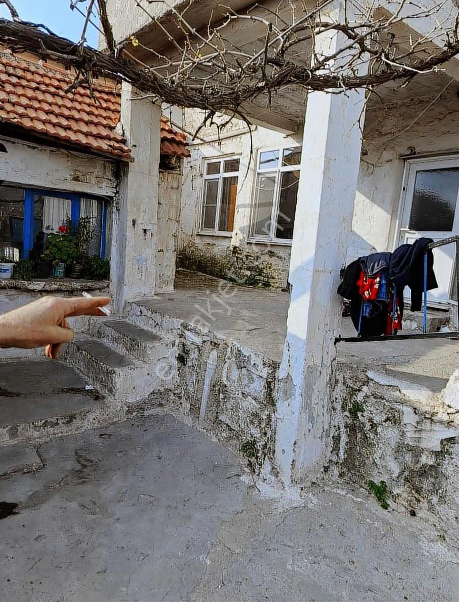 Foça Gerenköyde Acil Satılık Köy Evi - Görsel 12
