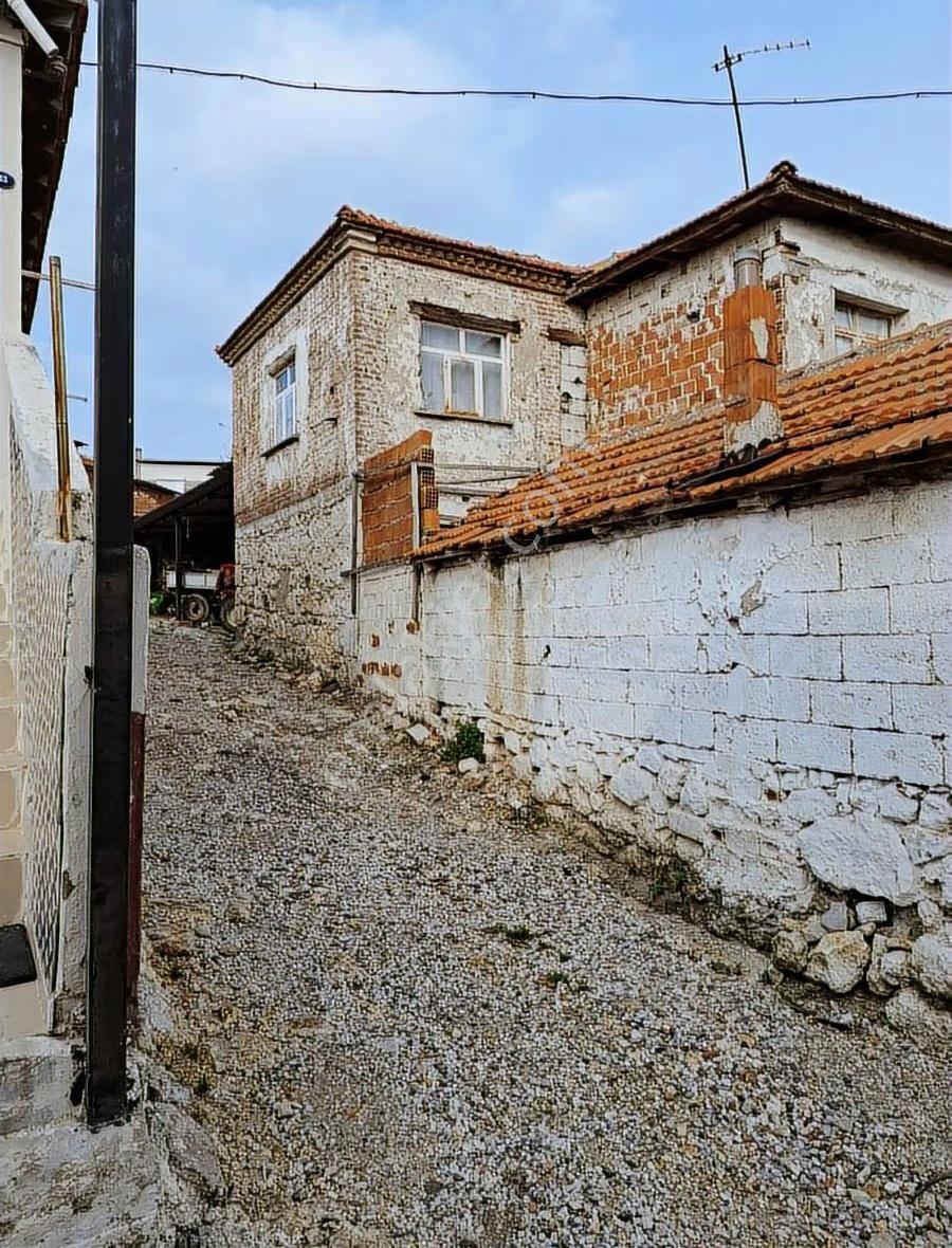 Foça Gerenköyde Acil Satılık Köy Evi