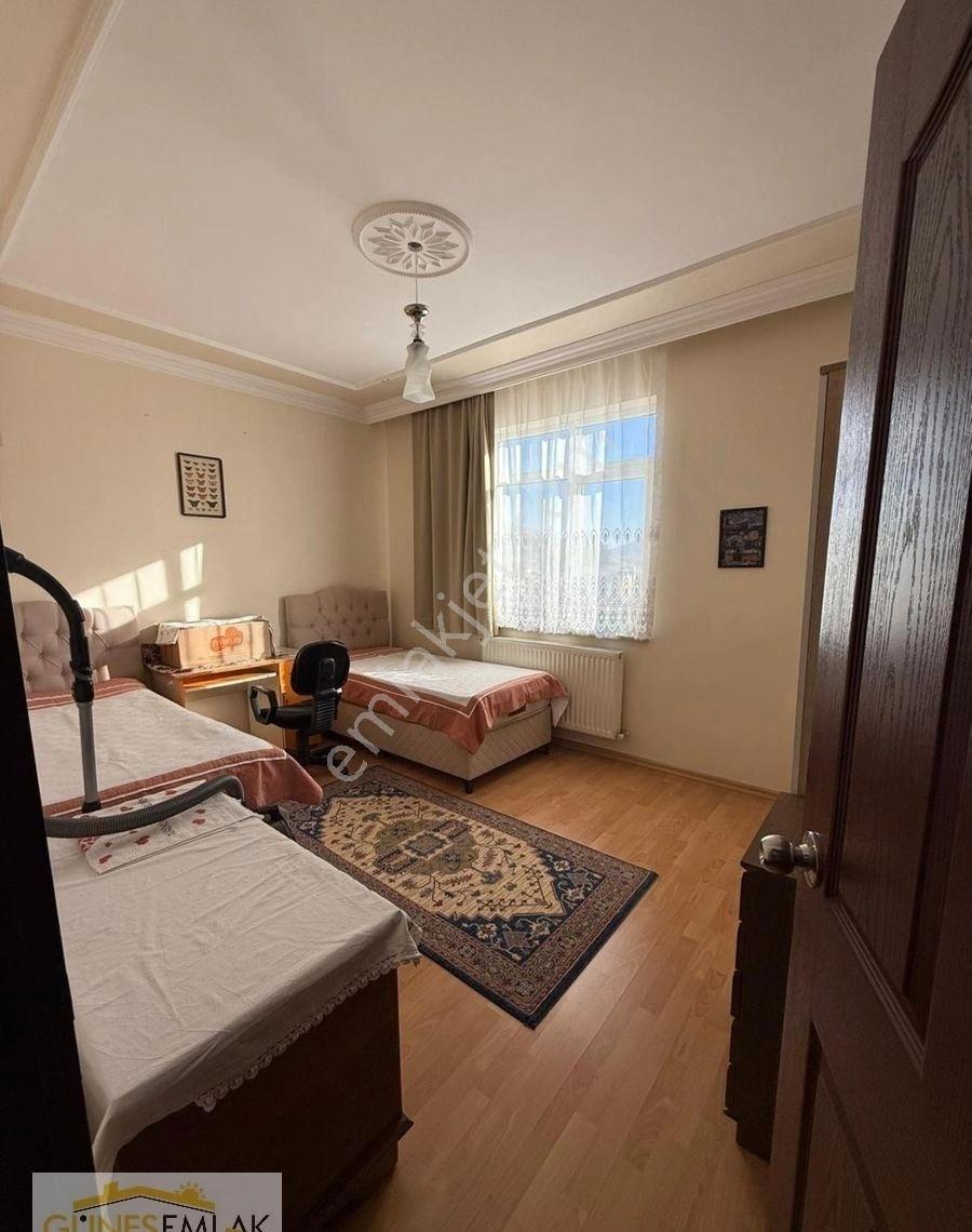 Güneş Emlak Çarşı Merkezde Terası Olan Geniş Satılık Daire - Görsel 9